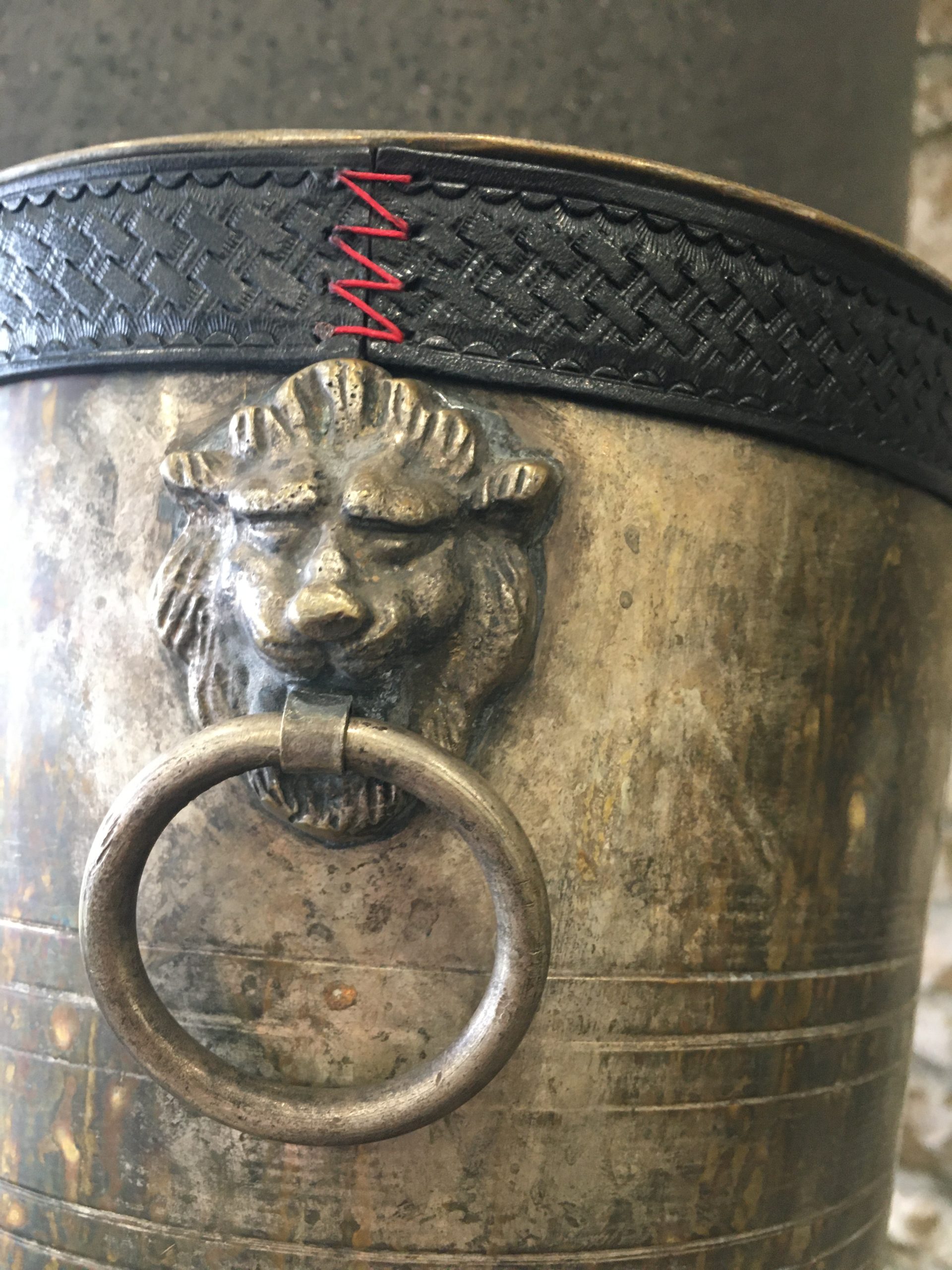 Patinás antik oroszlánfejes pezsgő vagy borhűtő jégveder bőr díszítéssel – 35.500.-Ft