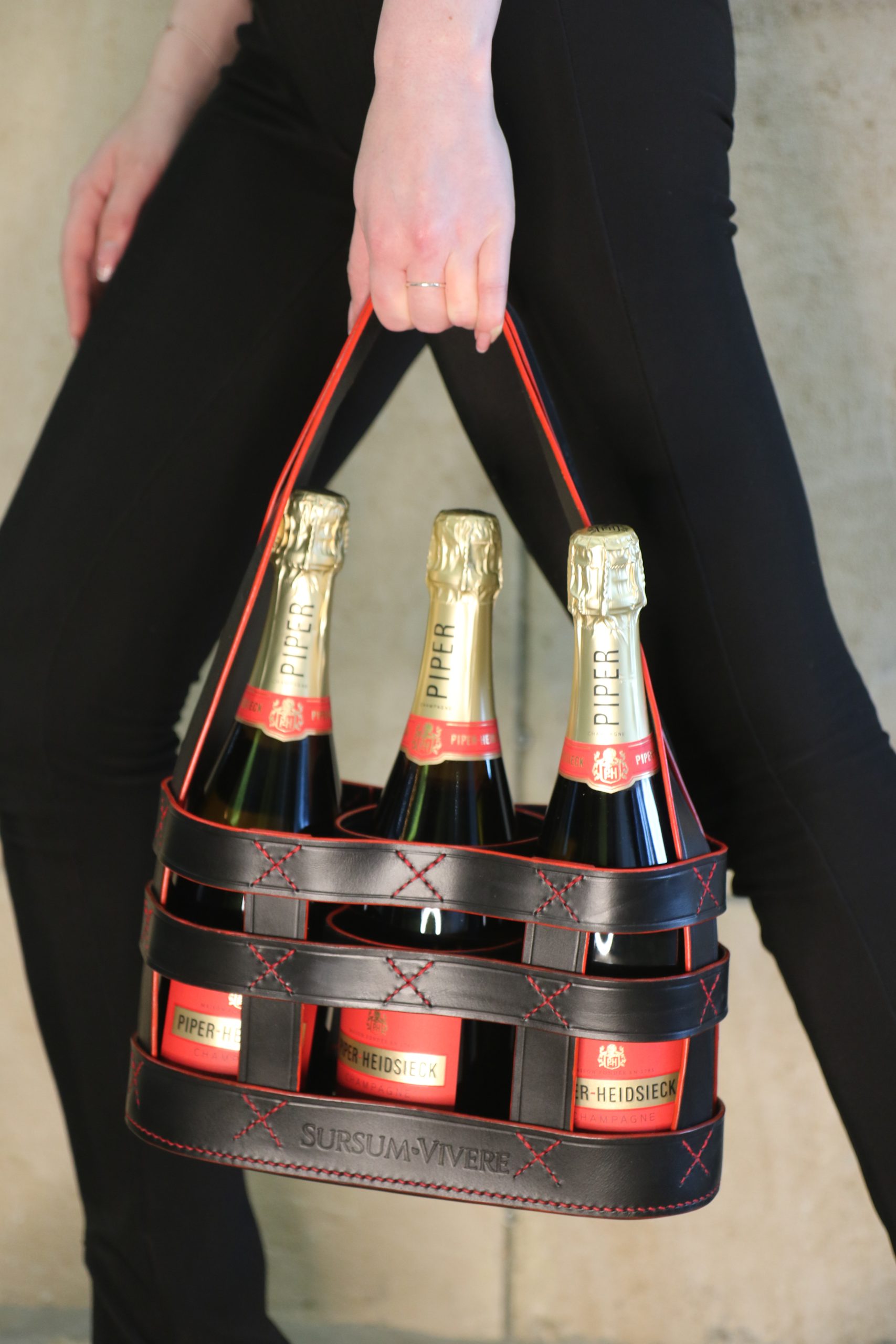 Egyedi Design – Bőrdíszműves champagne hordozó három pezsgőspalack szállításához – 117.800.-Ft