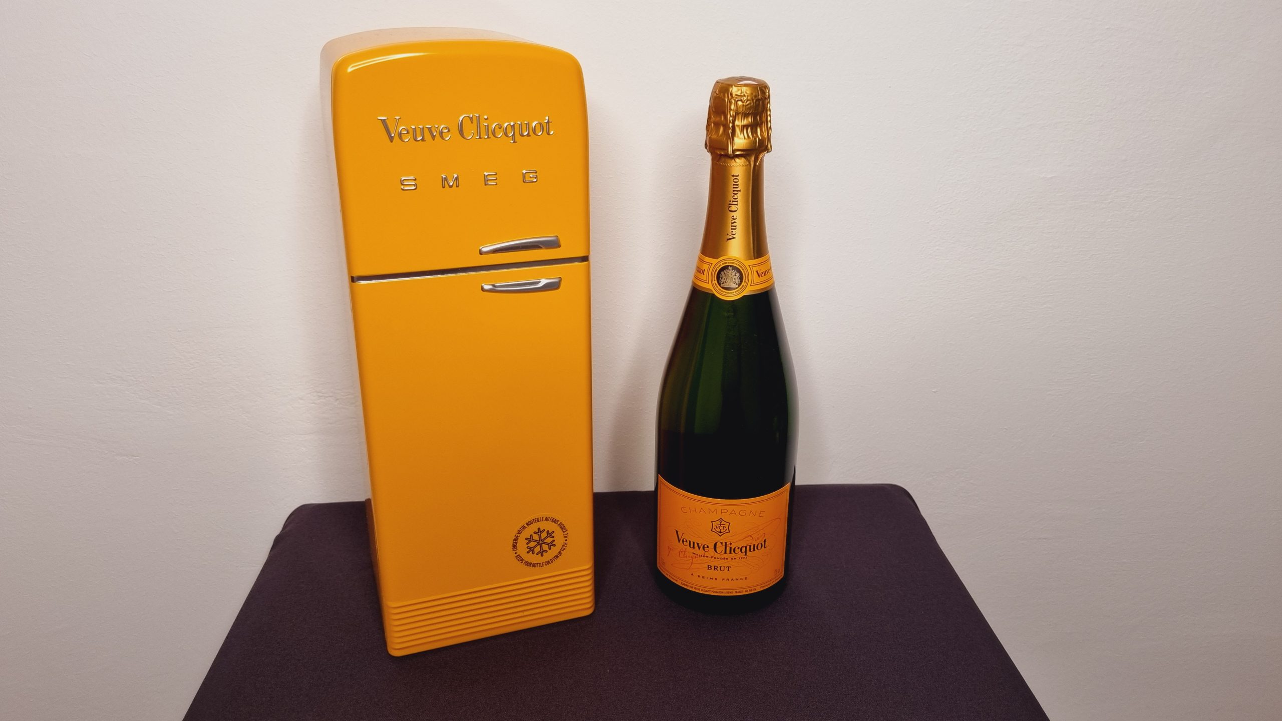 ELADVA – Veuve Clicquot Brut Champagne SMEG díszdobozban – 55.000.-Ft