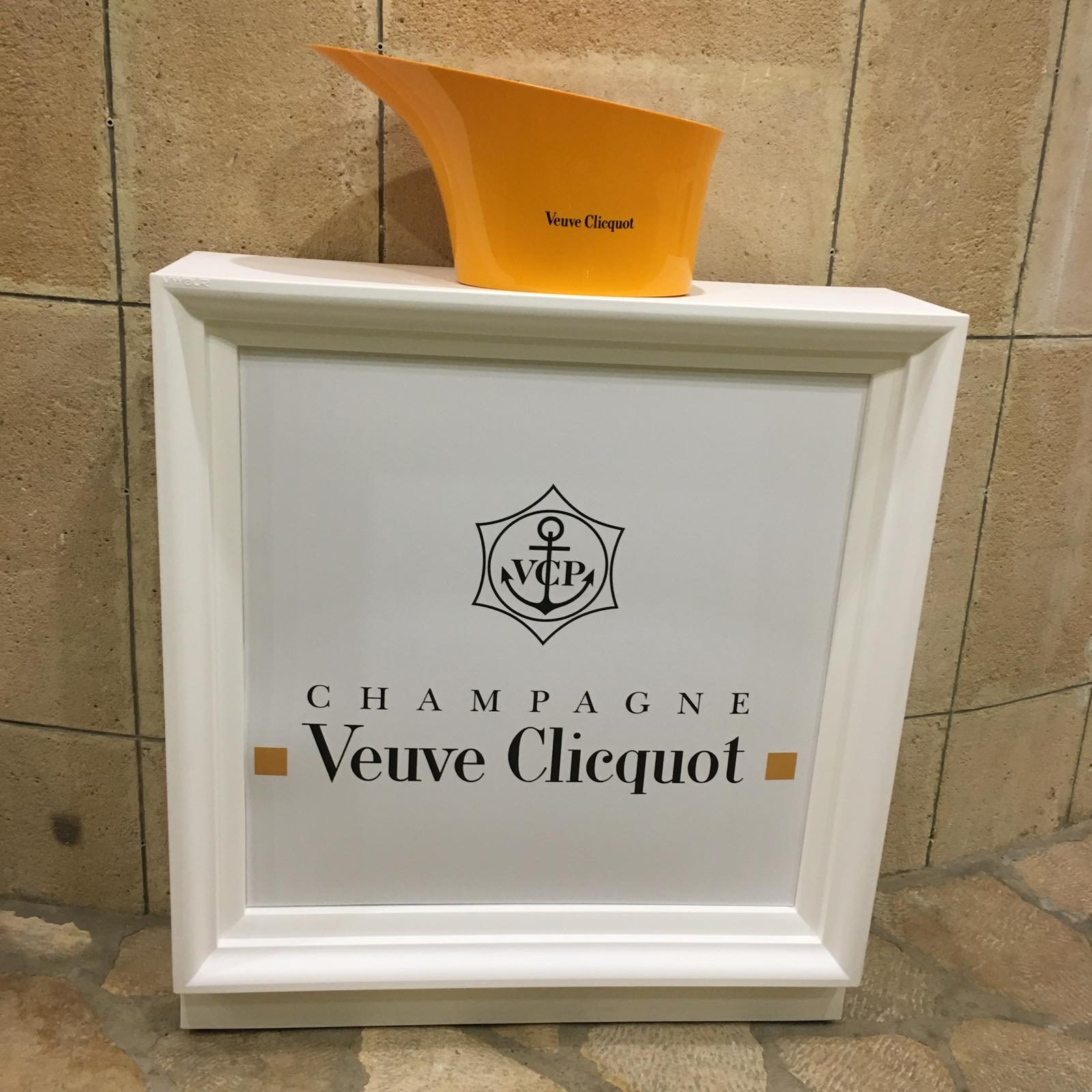 ELADVA – Veuve Clicquot hordozható bárpult – 350.000.-Ft