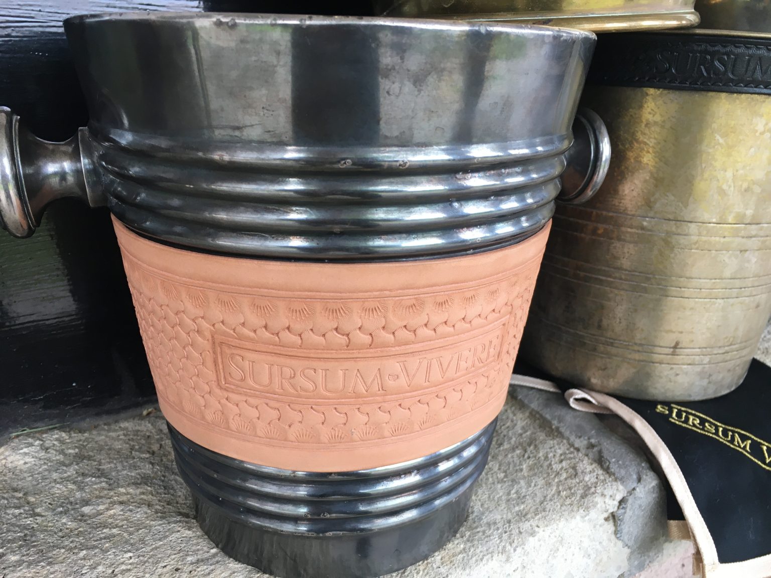 Vintage pezsgőhűtő bőrdíszítéssel – „Sursum Vivere” felirattal – ELADÓ