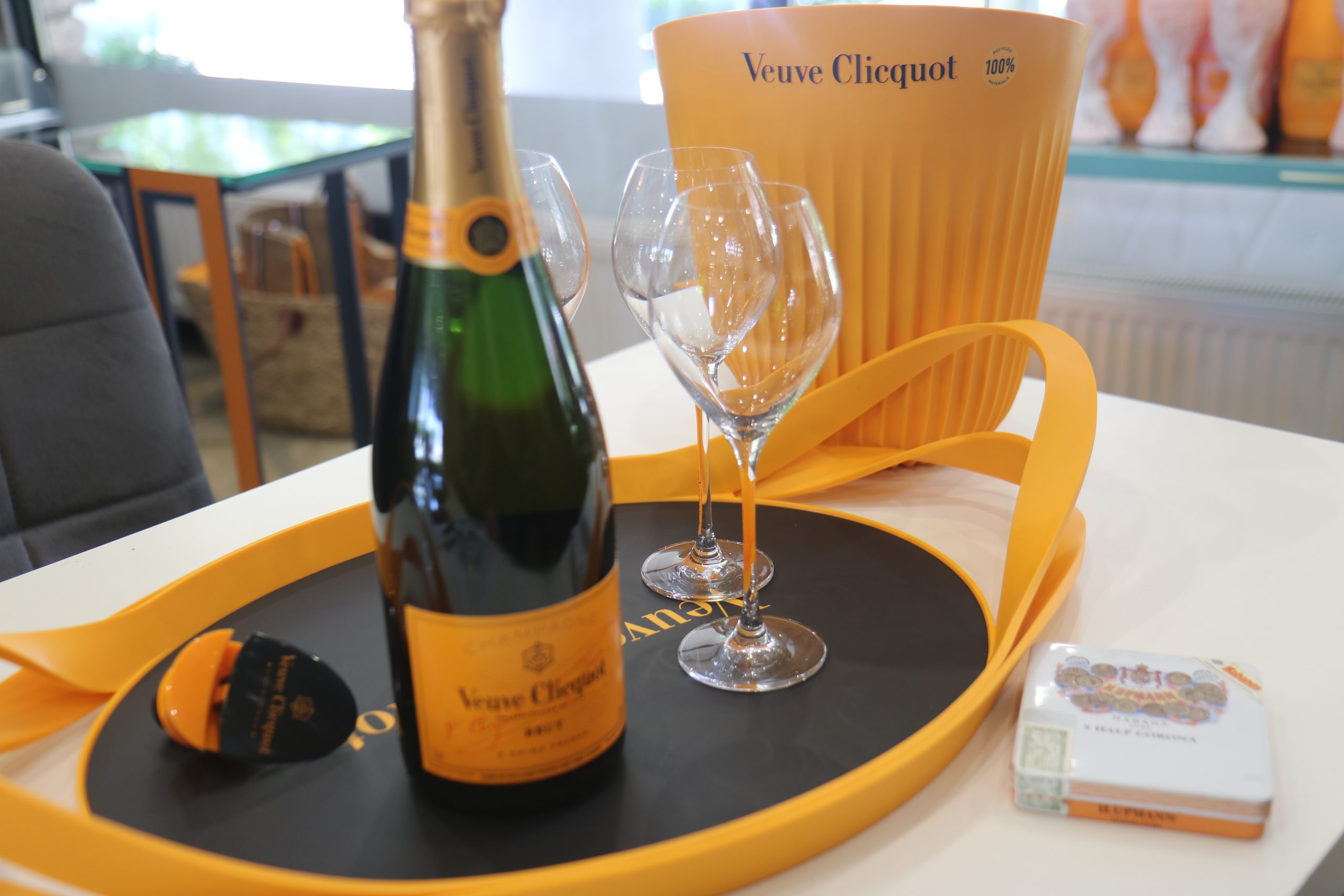 Champagne Veuve Clicquot  pezsgő szervírozó tálca – 46.700.-Ft