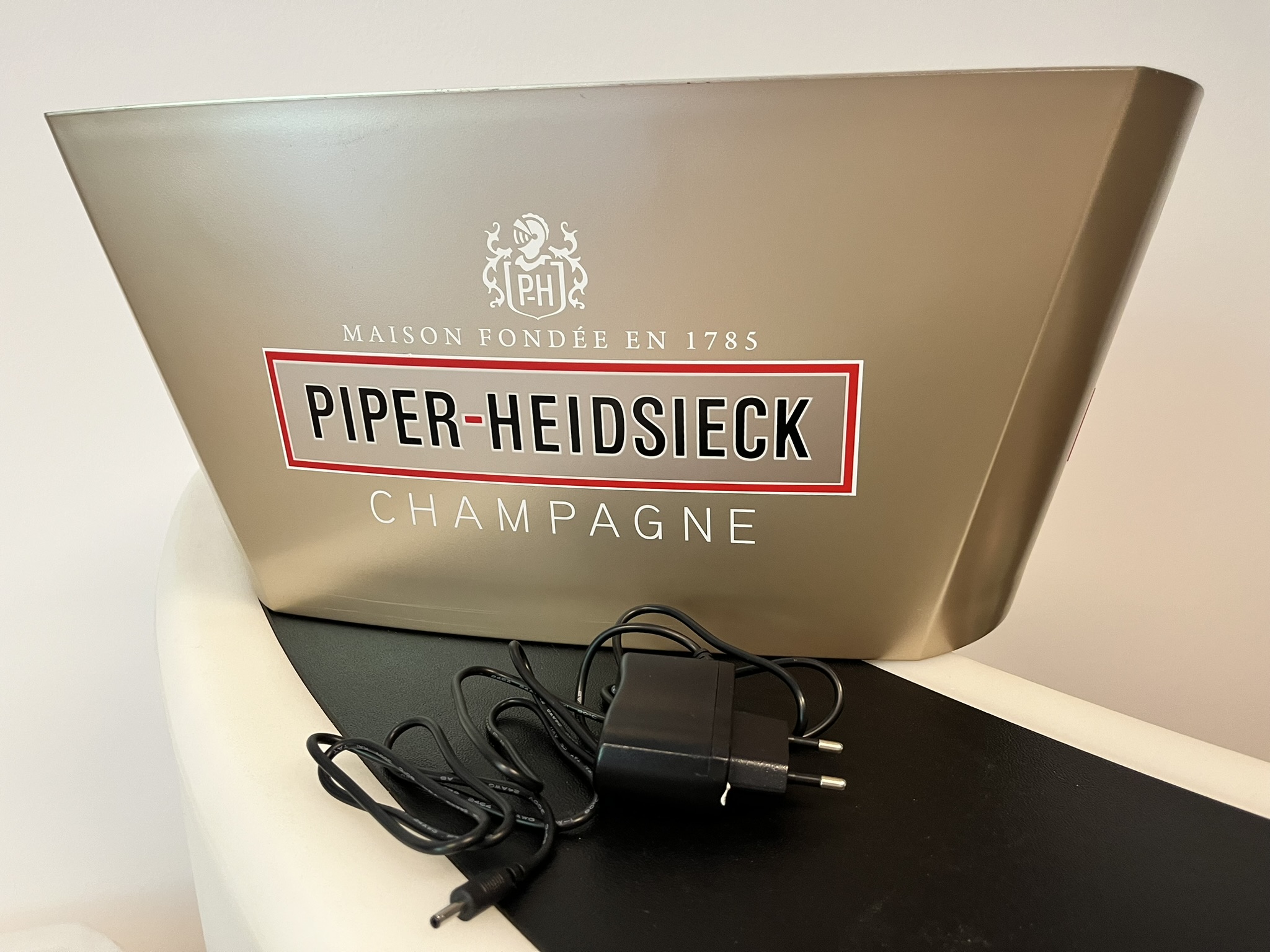 Piper-Heidsieck Champagne 8 palackos világító pezsgőhűtő jégmedence – ELADÓ