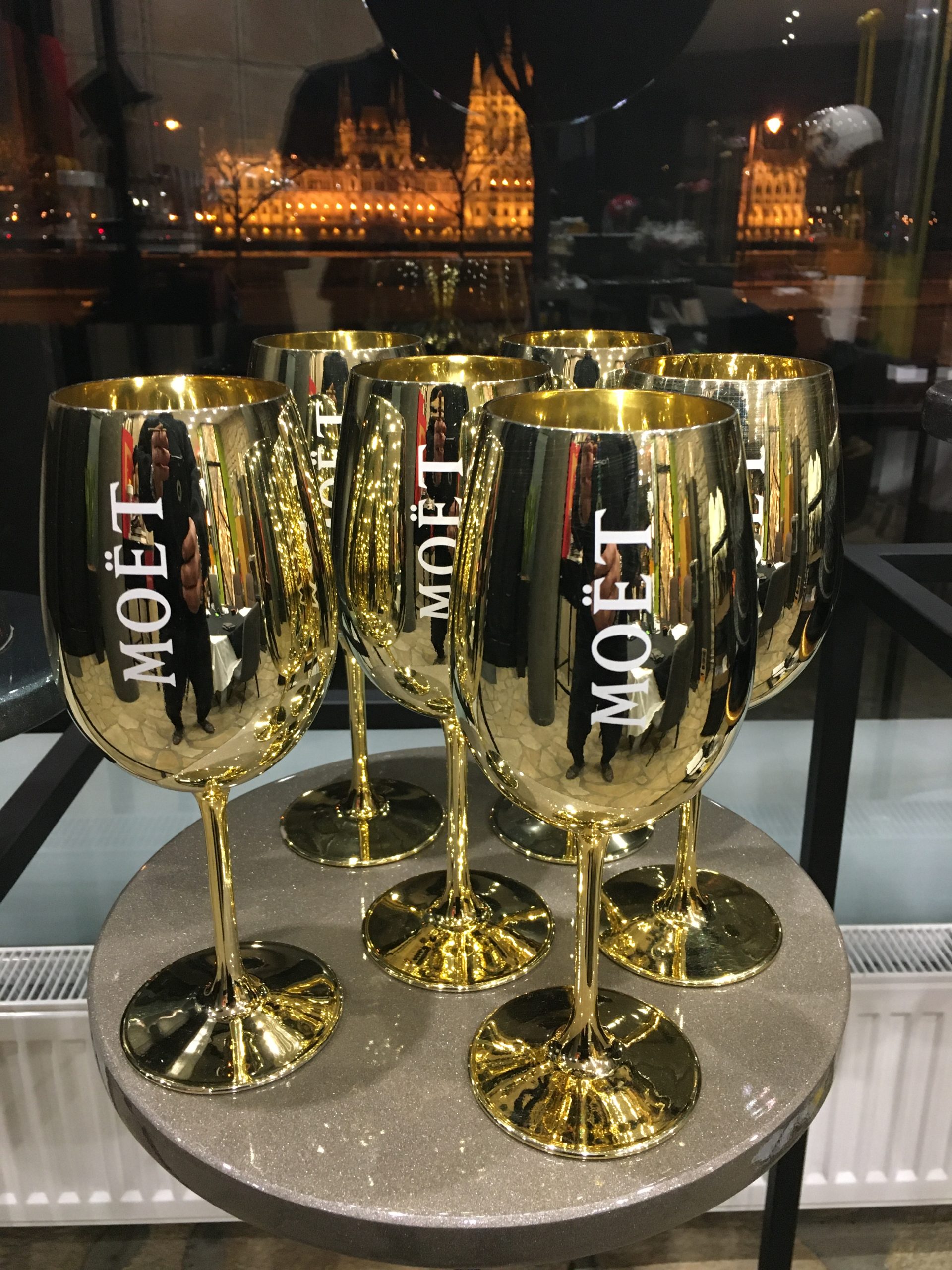 Moët & Chandon Champagne, üvegből készült arany színű pezsgős kelyhek (6db) – 58.600.-Ft