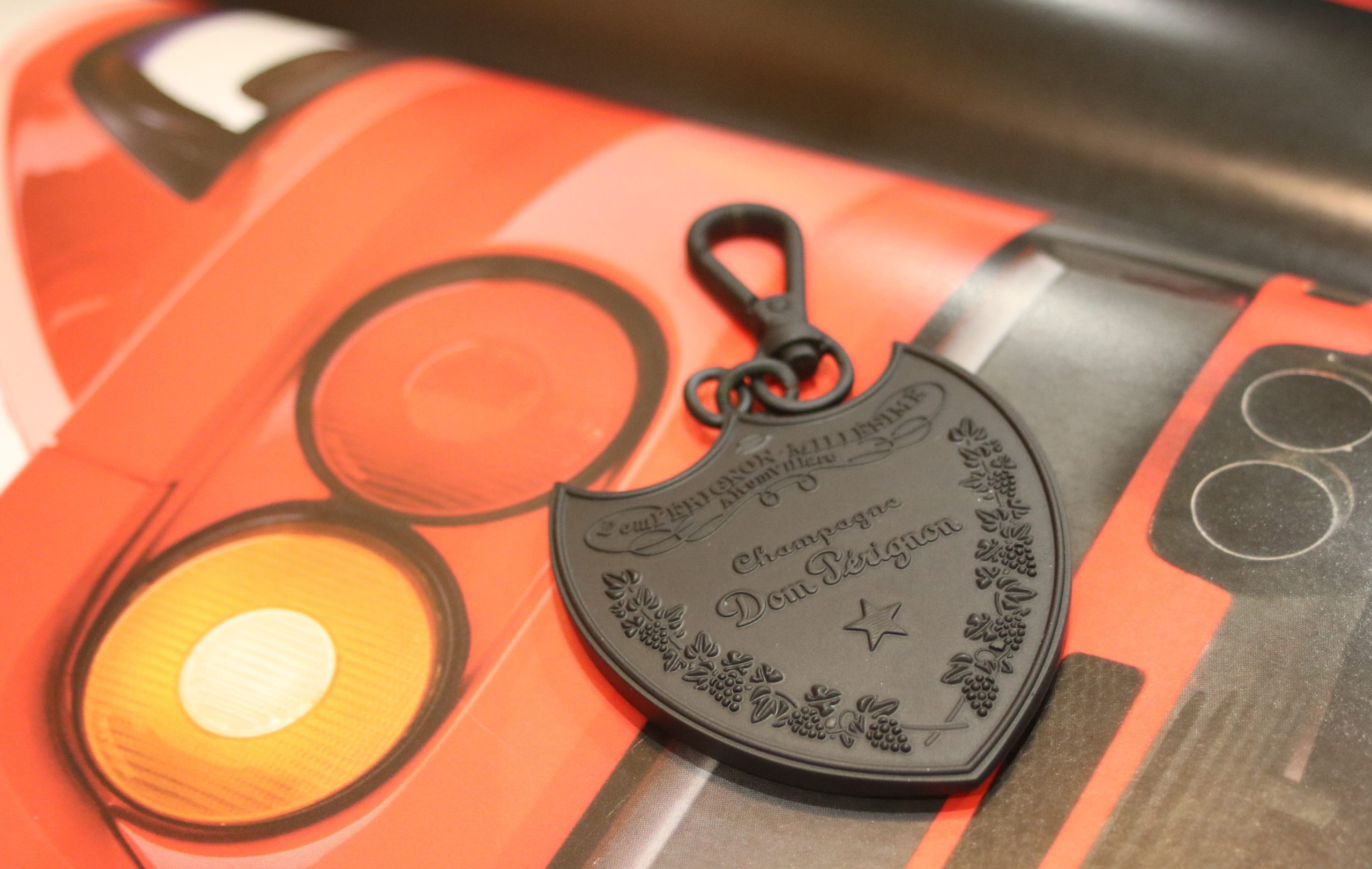 SOLD / ELADVA – Dom Pérignon márkájú pajzs alakú kulcstartó egyedi Dom Pérignon díszdobozban – 63.400.-Ft