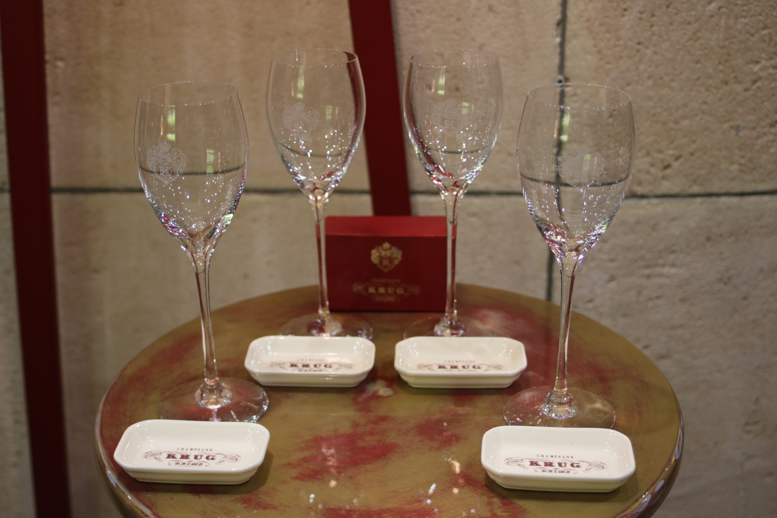 ELADVA – KRUG Champagne ajándék szett – 4 db kristálypohár 4 db porcelán tálka – 114.400.-Ft