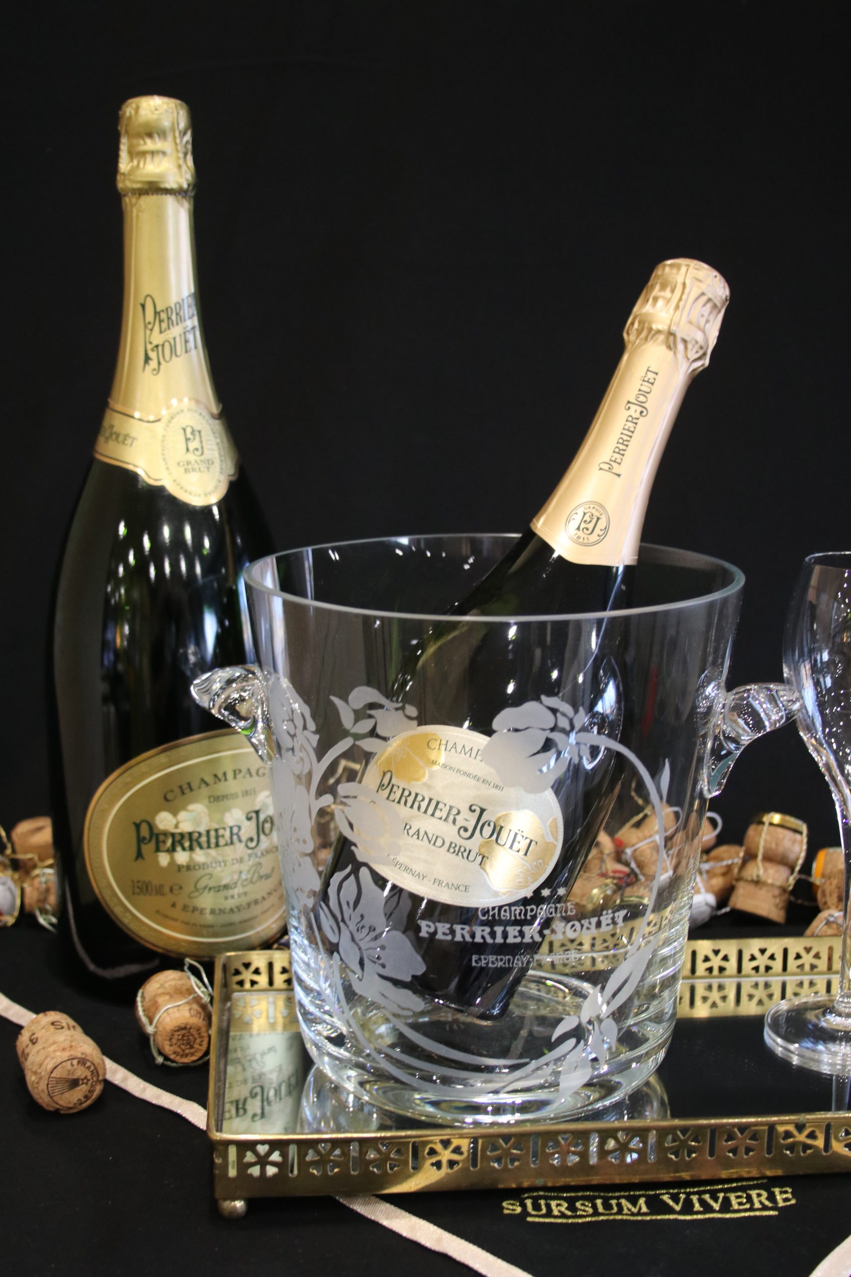 Perrier-Jouët Champagne – Üvegből készült szecessziós pezsgőhűtő – tervezte Emille Gallé – 52.800.-Ft
