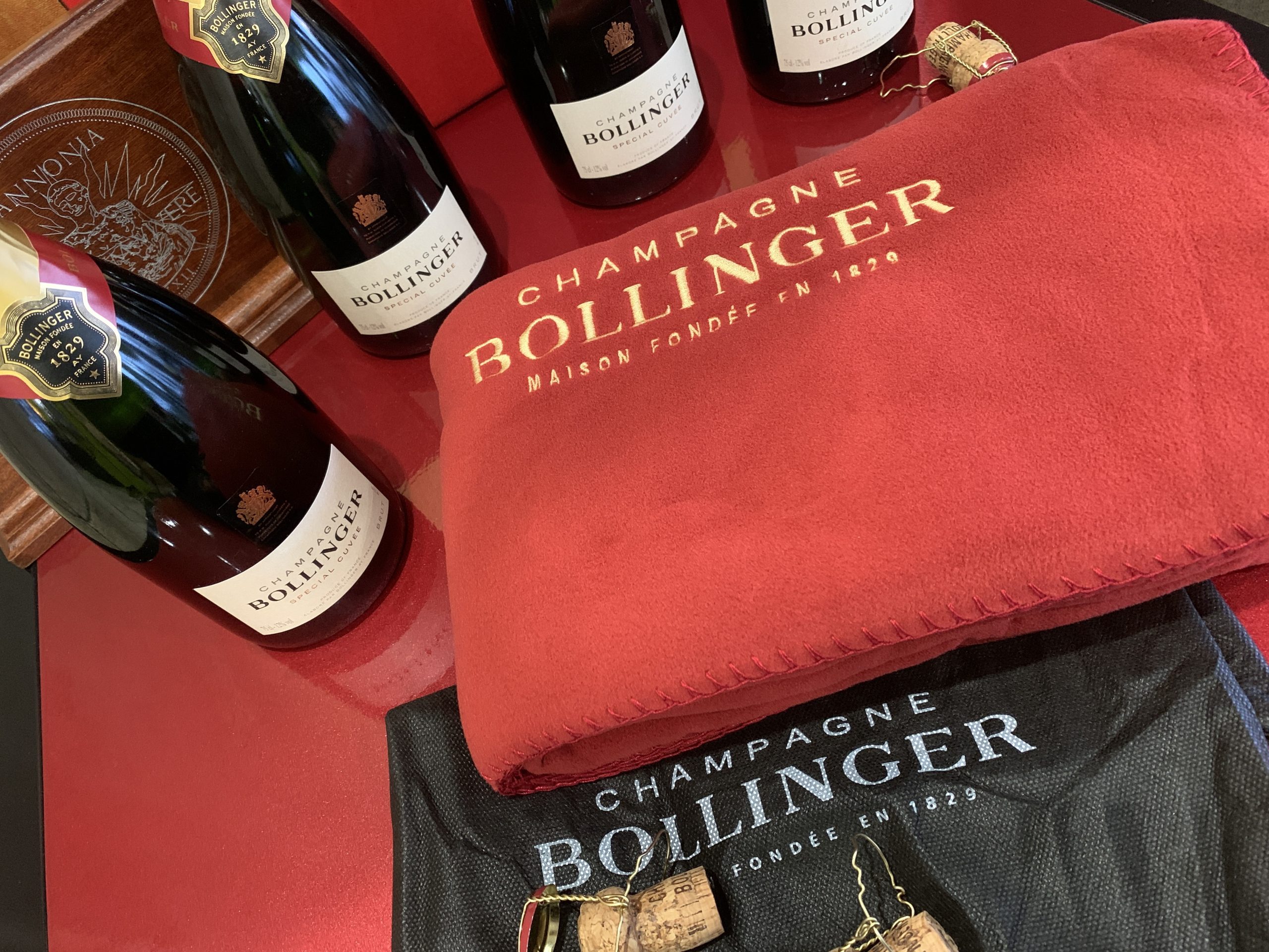 Piknik takaró – Champagne Bollinger Maison Fondée en 1829 takaró saját hordozózsákjában – 22.800.-Ft