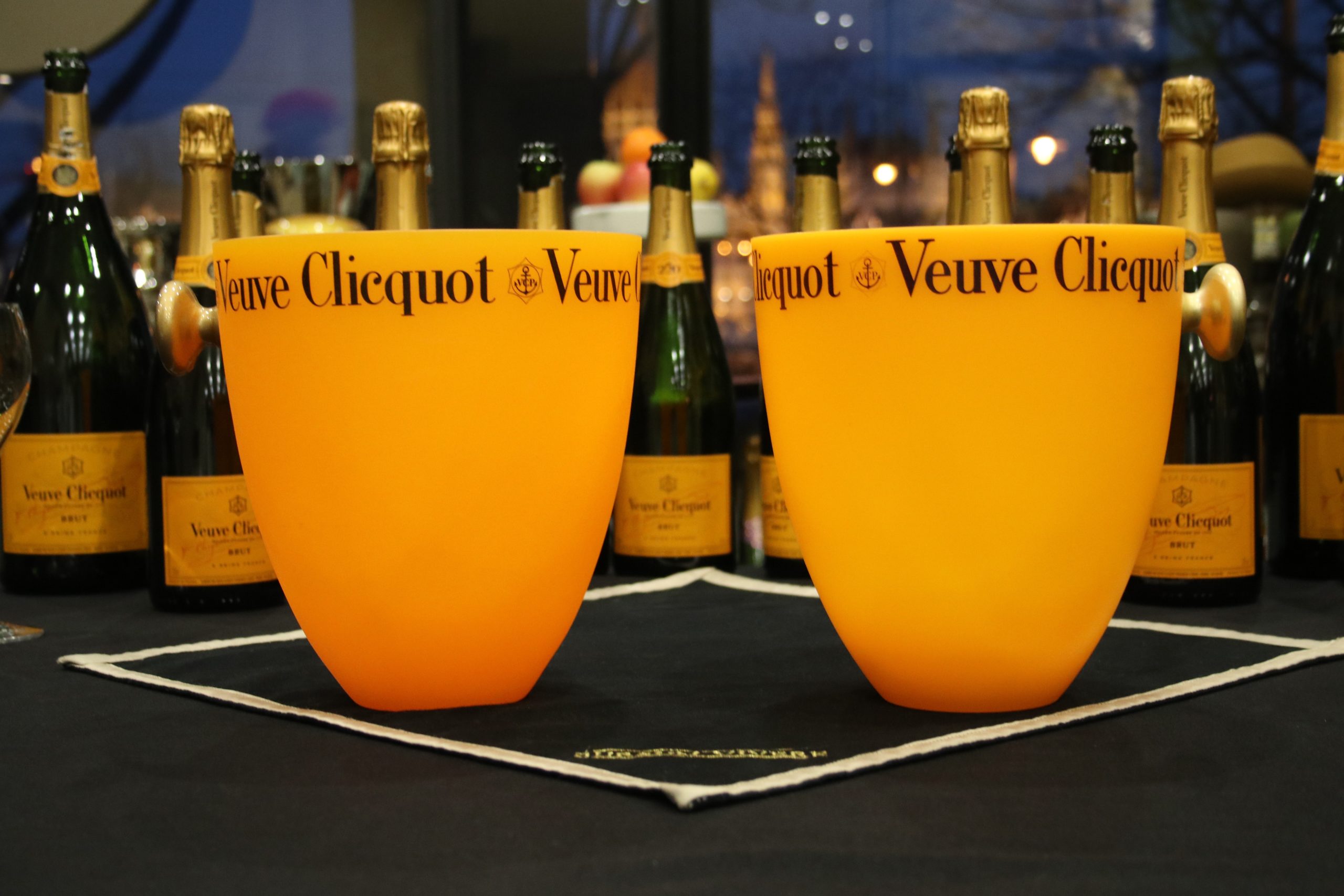 Két darab Veuve Clicquot francia pezsgőhűtő (2db) VCP jégvödör aranyszínű gombokkal – 48.600.-Ft
