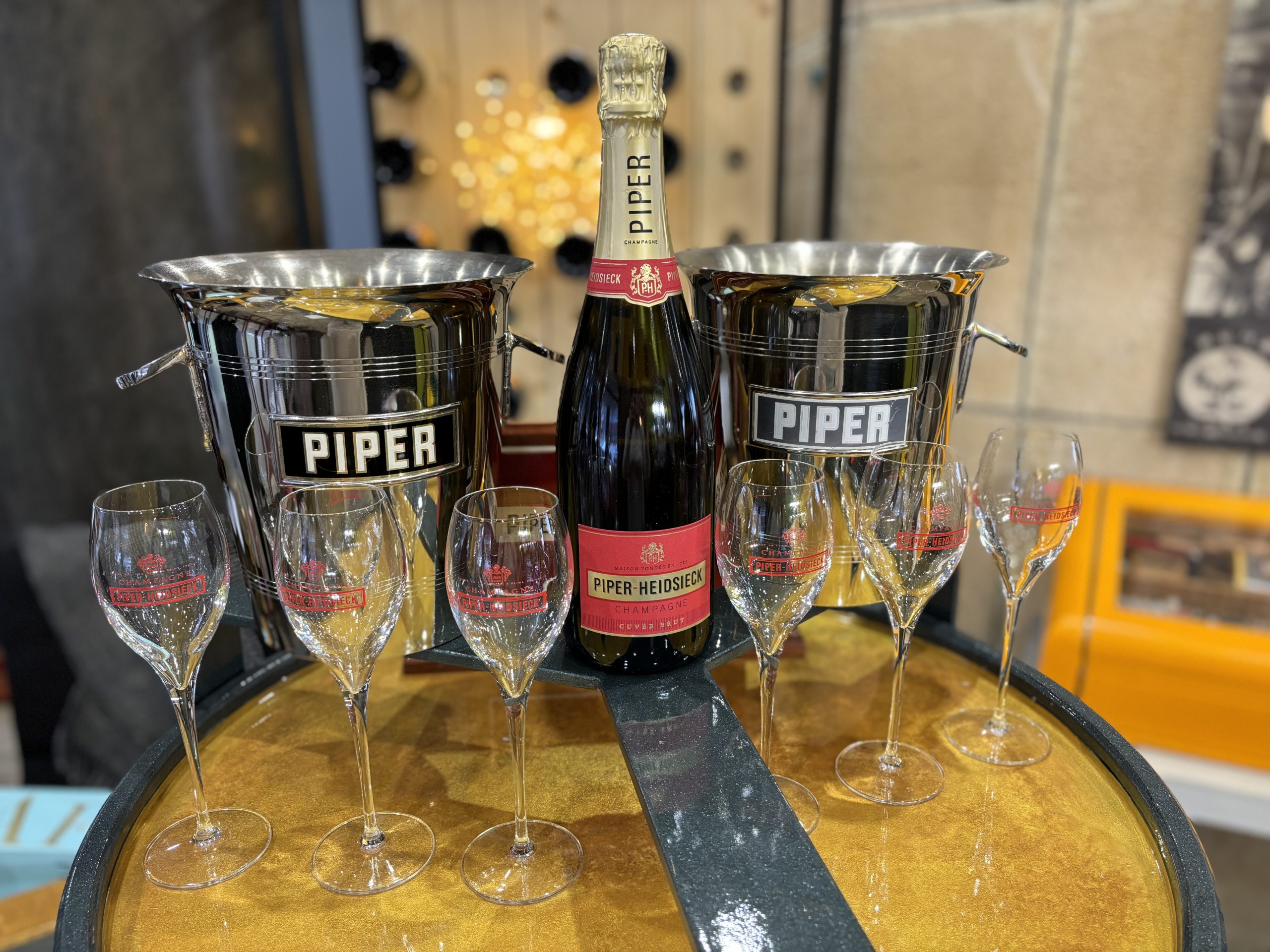 9 darabos PIPER Party Szett – 2 + 6 + 1 – Piper-Heidsieck Champagne – 126.400.-Ft