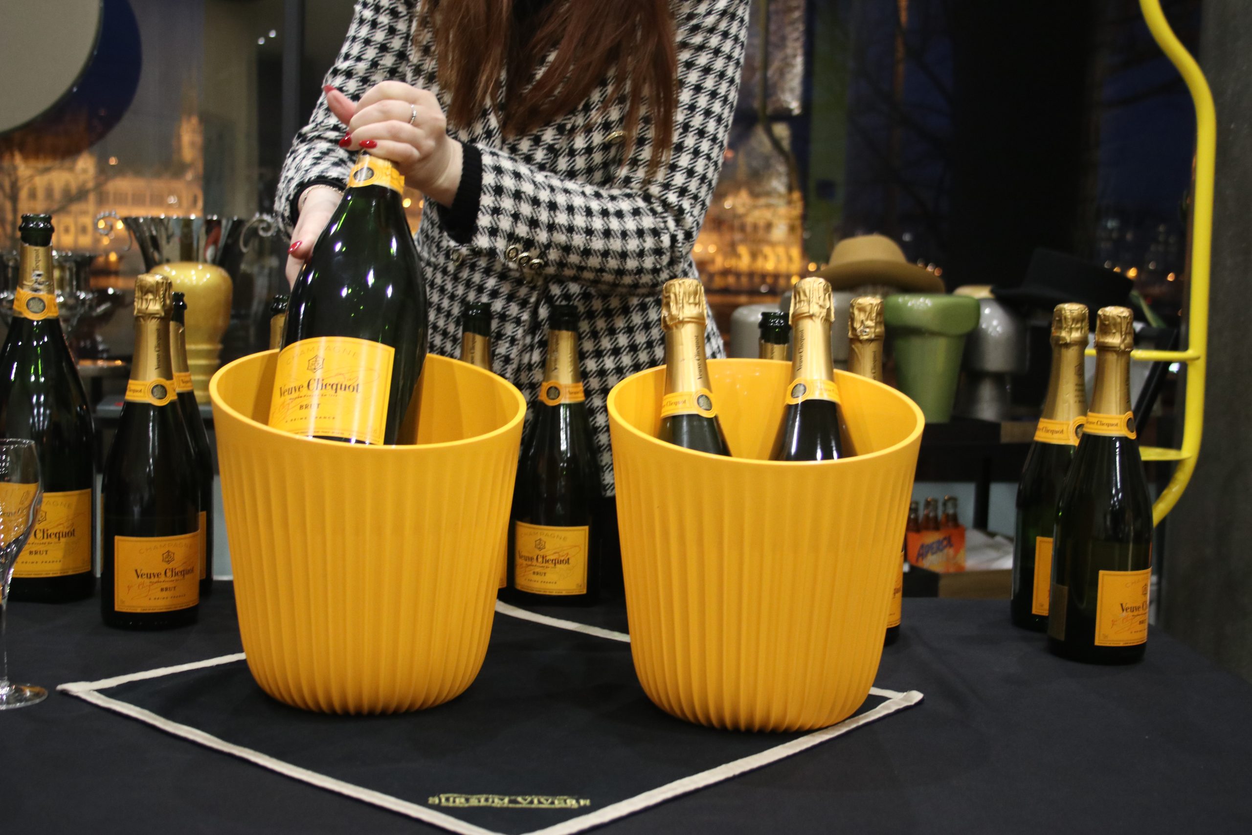 Két Veuve Clicquot Champagne Magnum jégveder párban (2db) – Pezsgős Party Szett – 71.600.-Ft