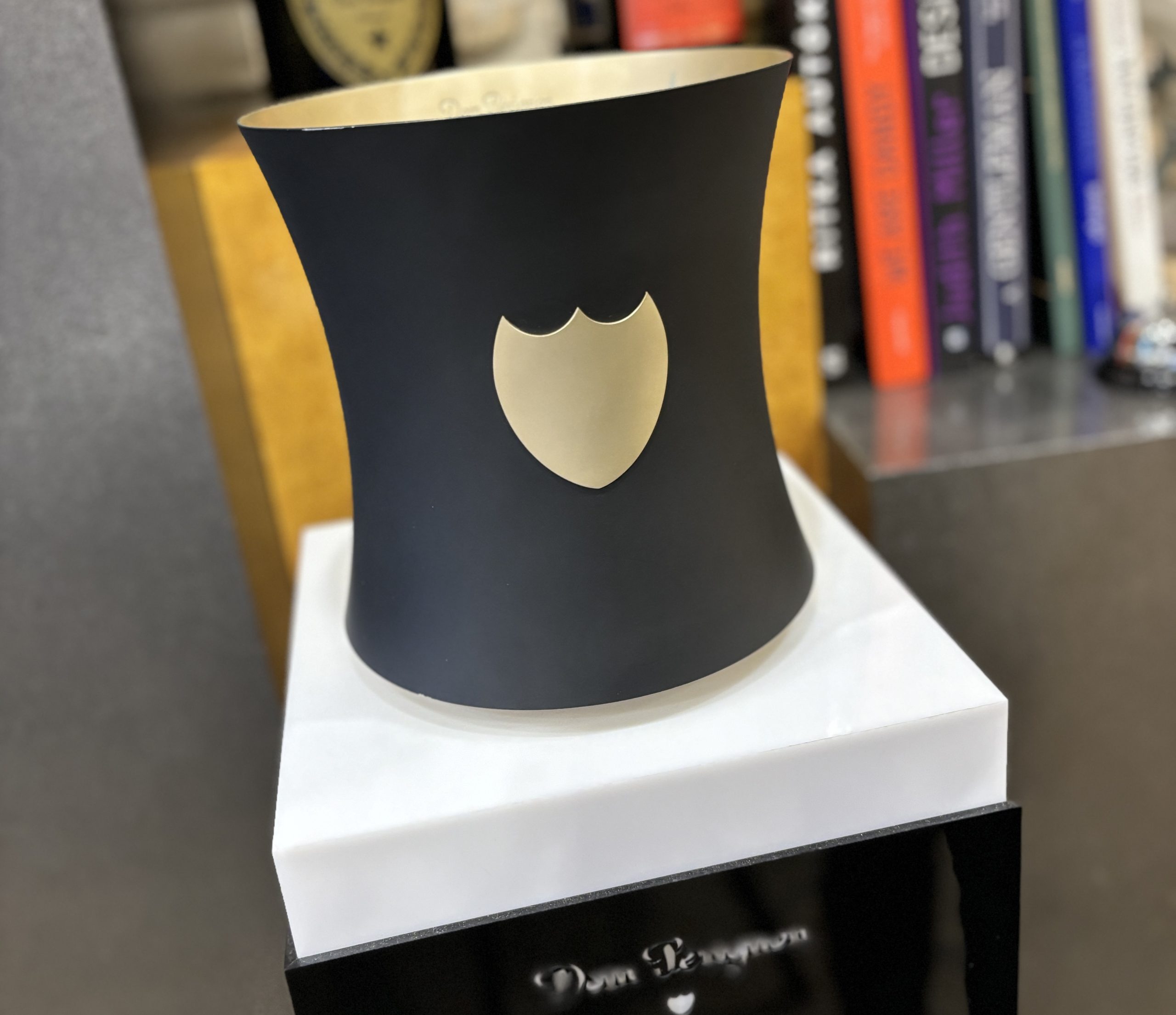 Dom Pérignon – Moët & Chandon arany fekete színű ónöntvény champagne hűtő tervezte Martin Szekely – 138.600.-Ft