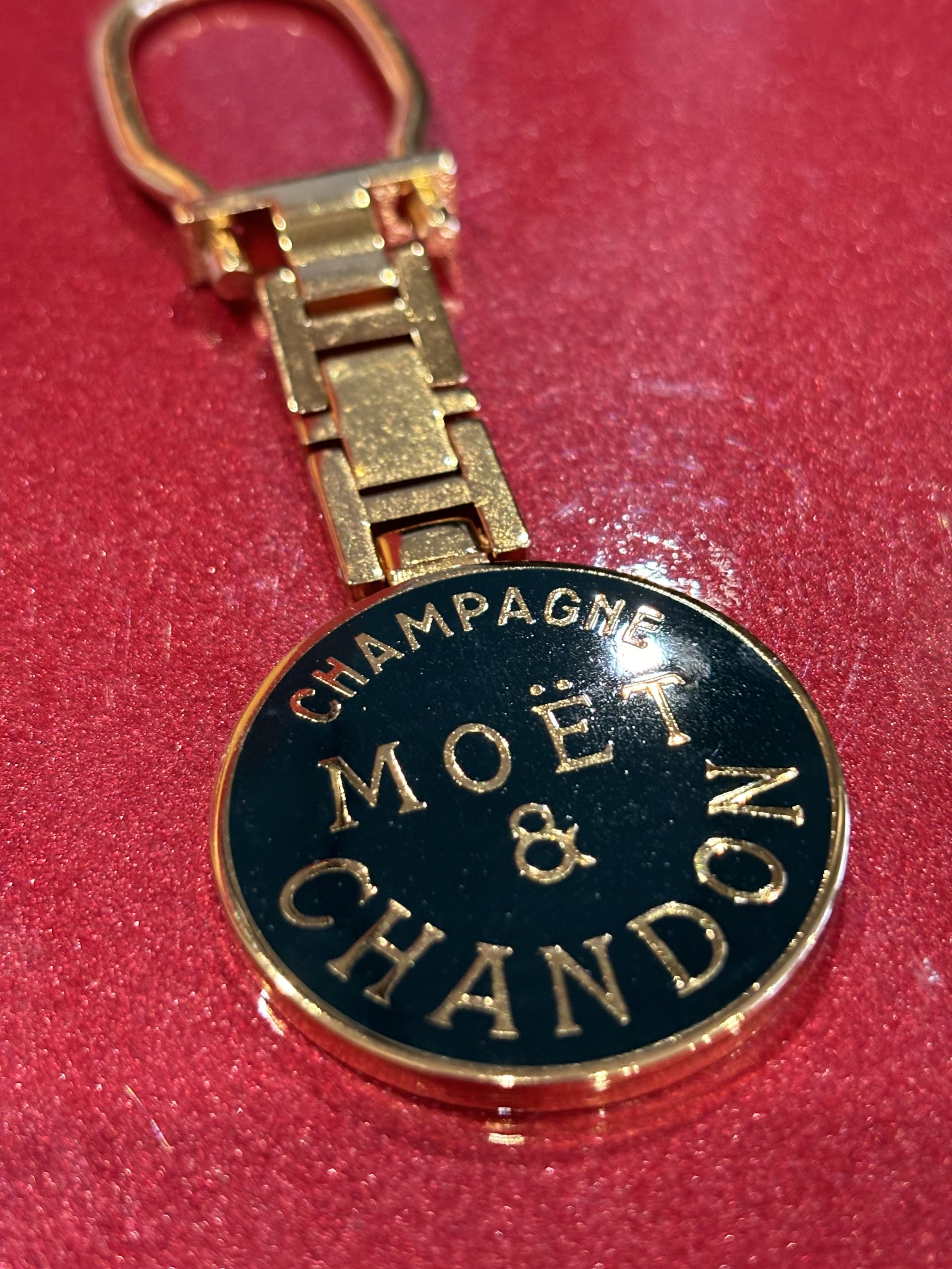 Moët & Chandon Champagne Epernay France – arany fekete kulcstartó – 17.600.-Ft