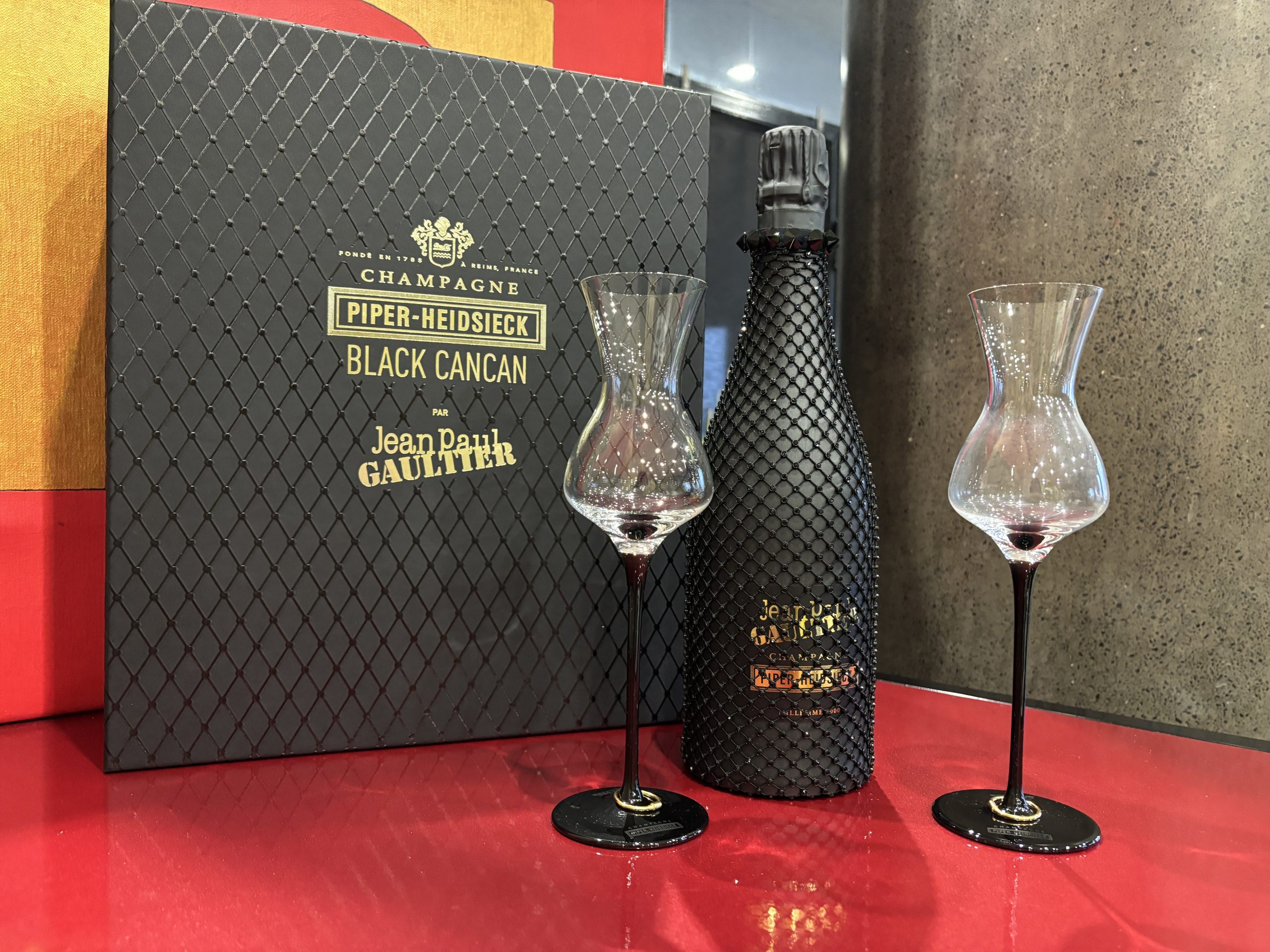 Jean Paul Gaultier – Black Cancan Piper-Heidsieck Millesime Vintage 2000 champagne – Eredeti díszdobozában – 253.500.-Ft