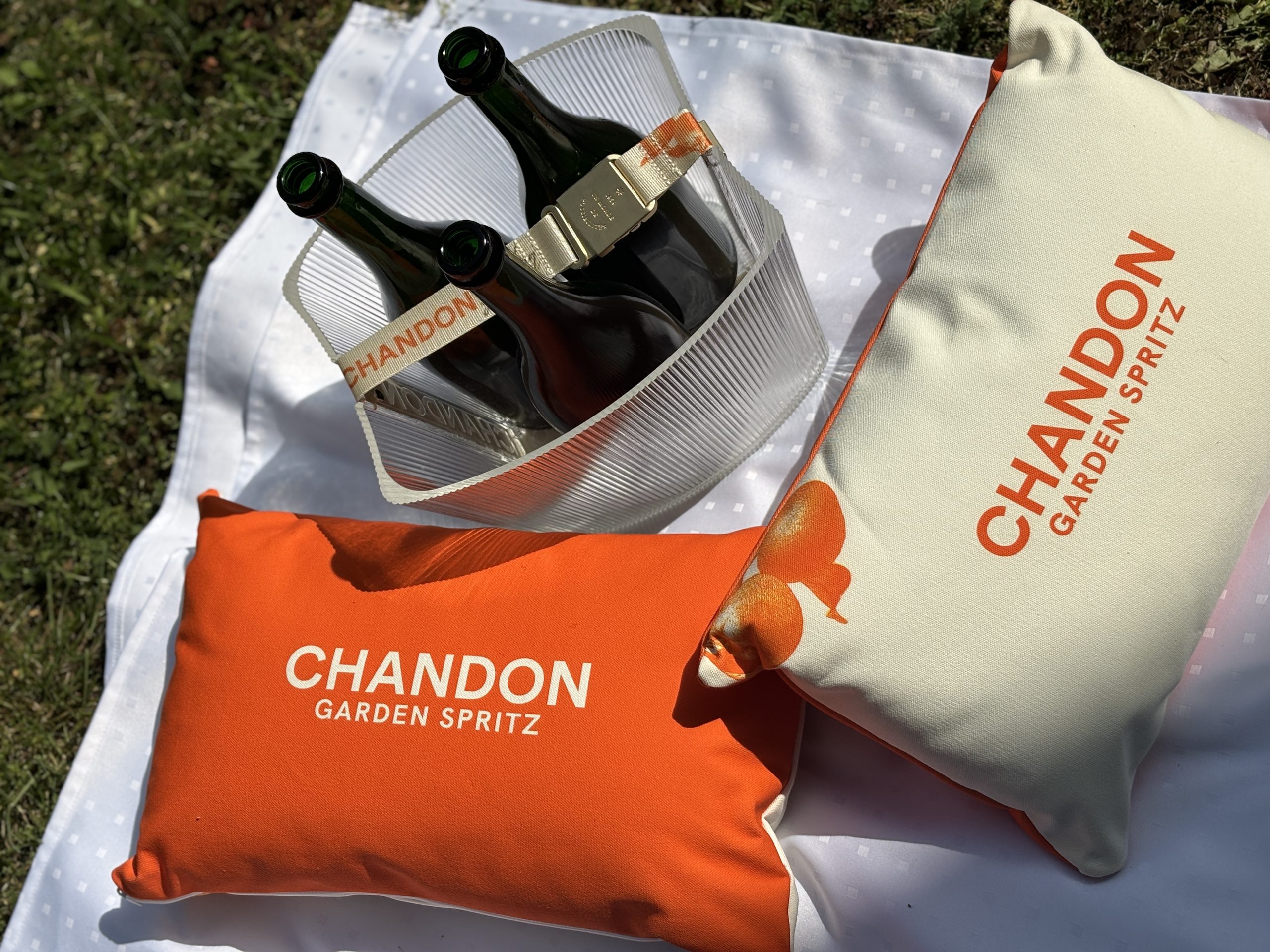 CHANDON Garden Spritz Set 5 díszpárna és 1 hordozható pezsgős jégveder az LVMH Argentin pezsgőjéhez – 71.800.-Ft