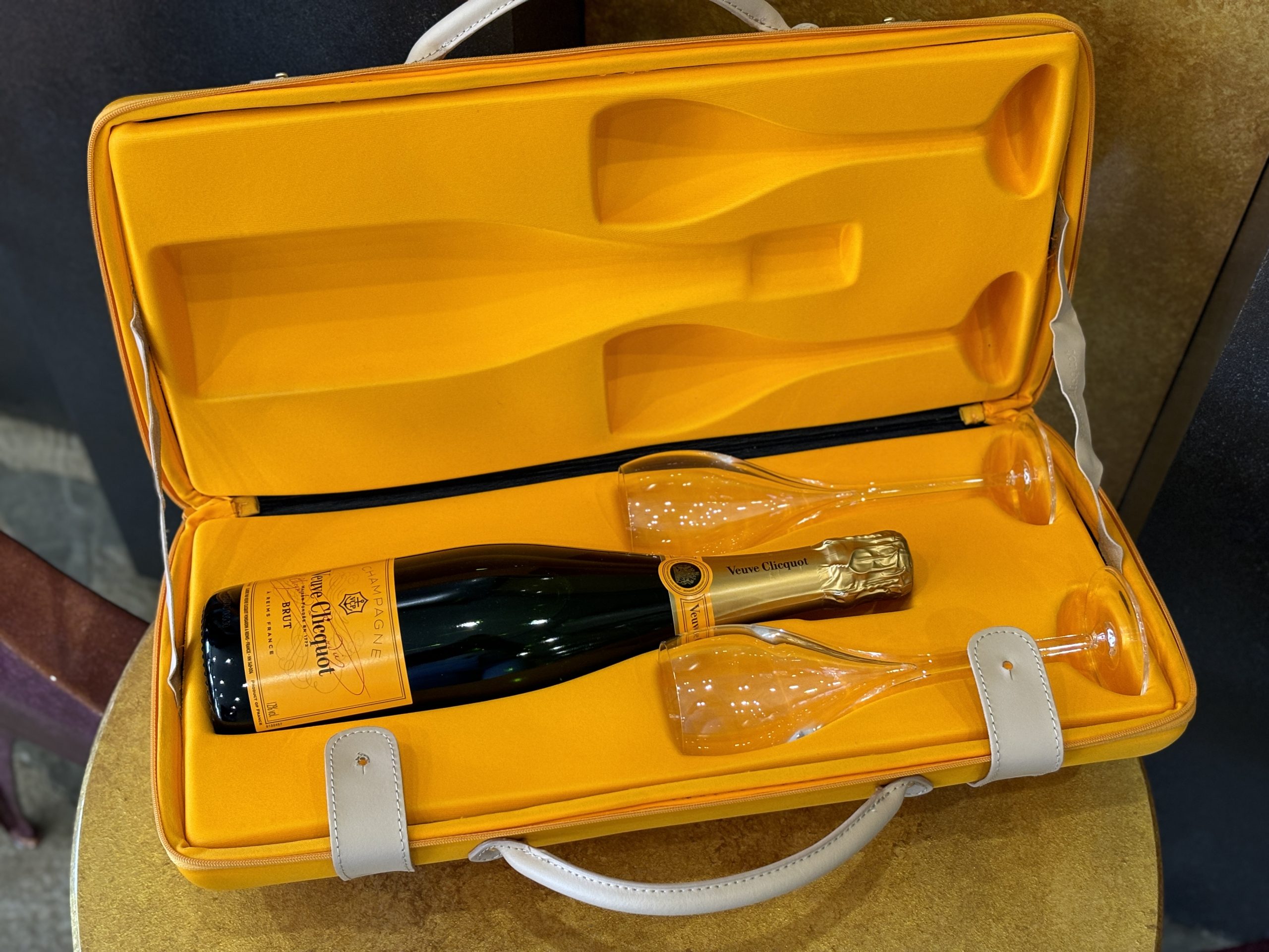 Veuve Clicquot Traveller Bag 2 VCP pezsgőspohárral, kivehető béléssel, eredeti gyári csomagolásban – 98.600.-Ft