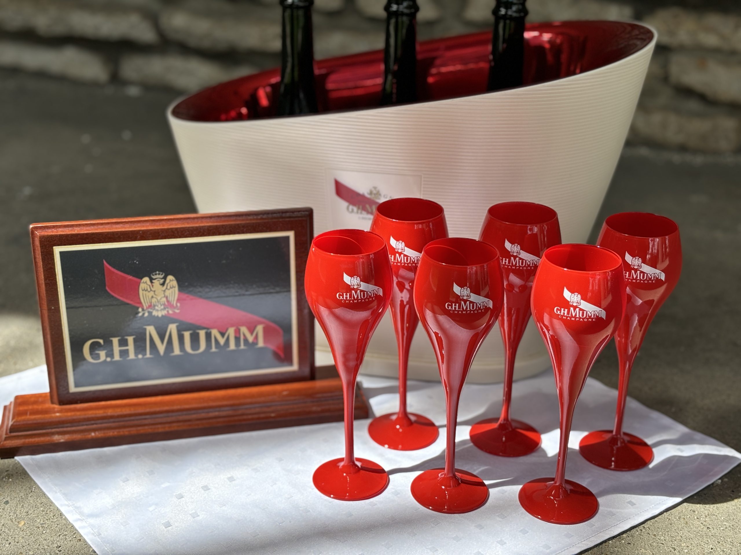 G.H. MUMM Champagne pezsgőkóstoló készlet – Pezsgőhűtő + Kóstoló poharak + Reklámtábla – 62.800.-Ft