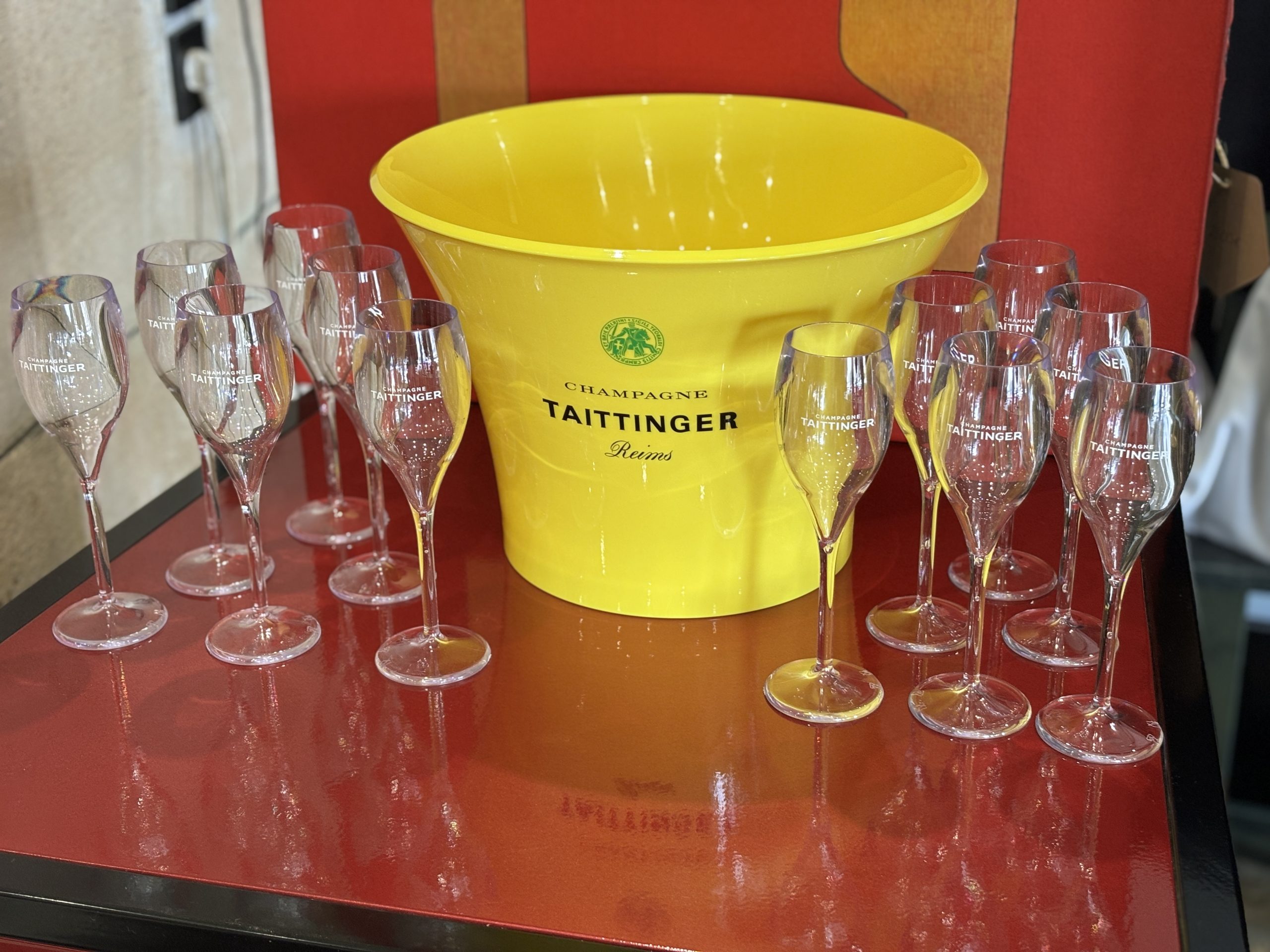 Champagne Taittinger Nyári Party Szett – Több palackos jégtál 12 akril pezsgőspohárral – 46.800.-Ft