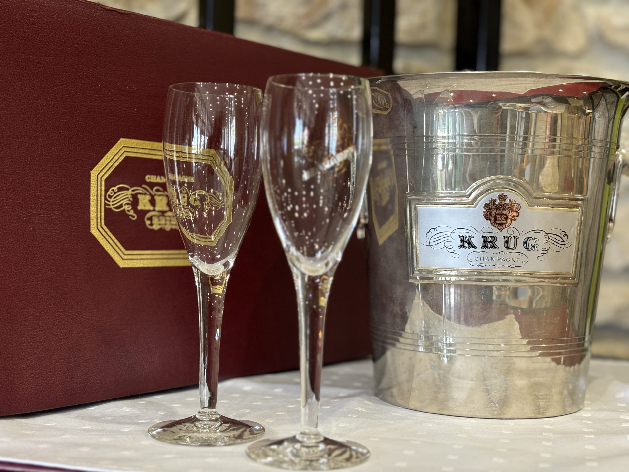 SOLD / ELADVA – KRUG pezsgőspohár készlet eredeti dobozában és egy KRUG fém pezsgős vödör a 70-es évekből – 158.600.-Ft