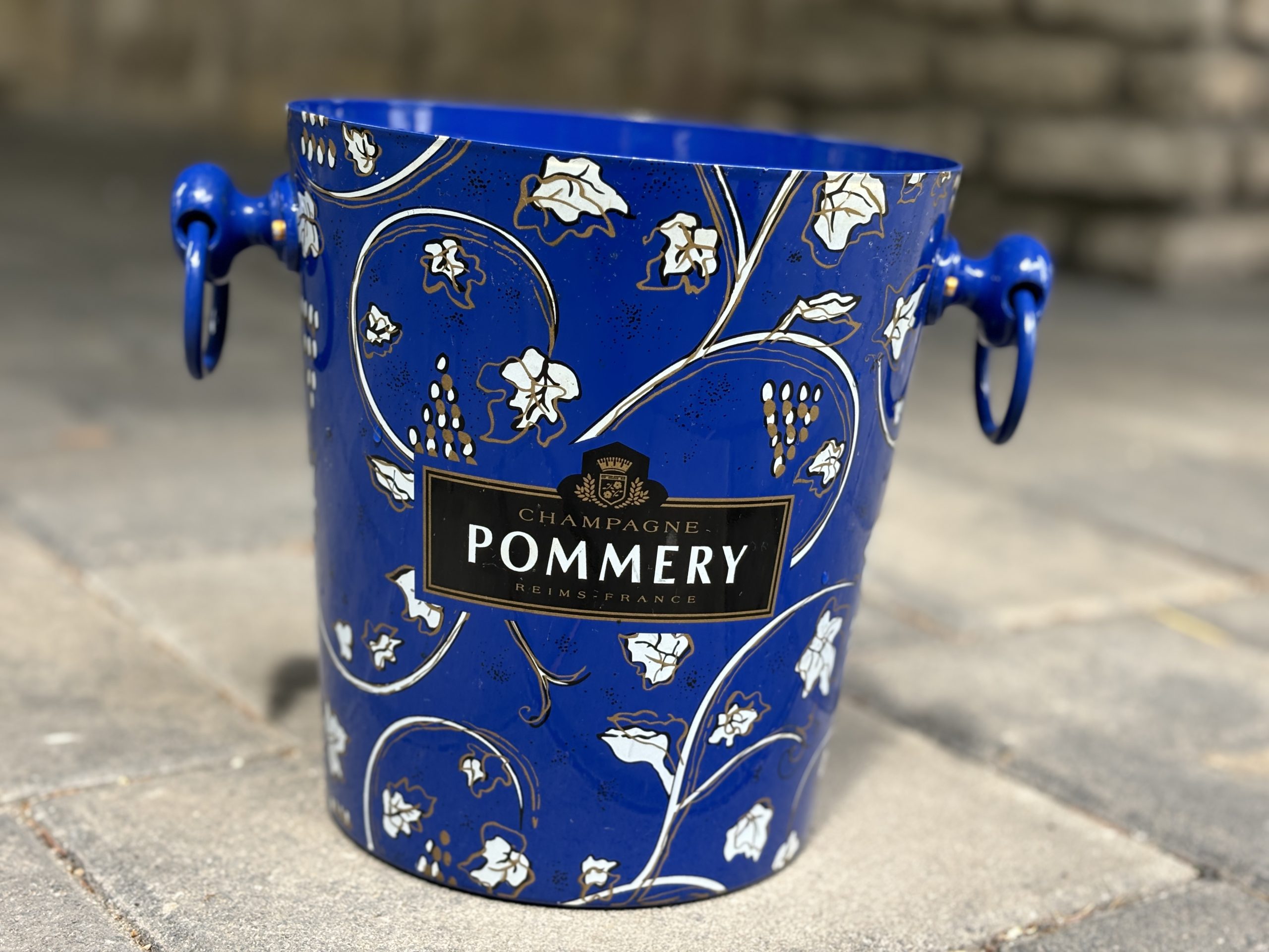A POMMERY Blue Royal Champagne Cooler látványos ajándék lesz ha vendégségbe megy – 46.800.-Ft