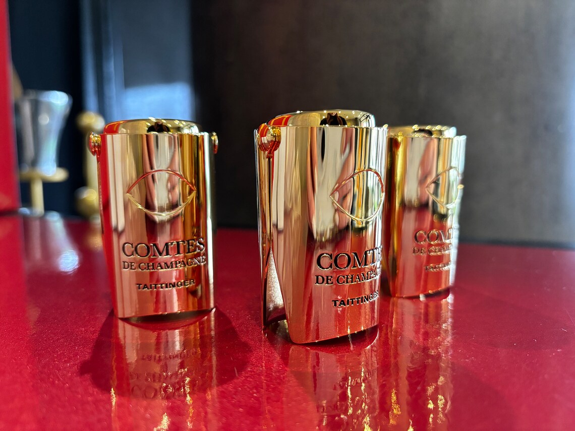 SOLD / ELADVA – COMTES de Champagne Taittinger 3 db aranyszínű pezsgőzáró díszdugó – 33.200.-Ft