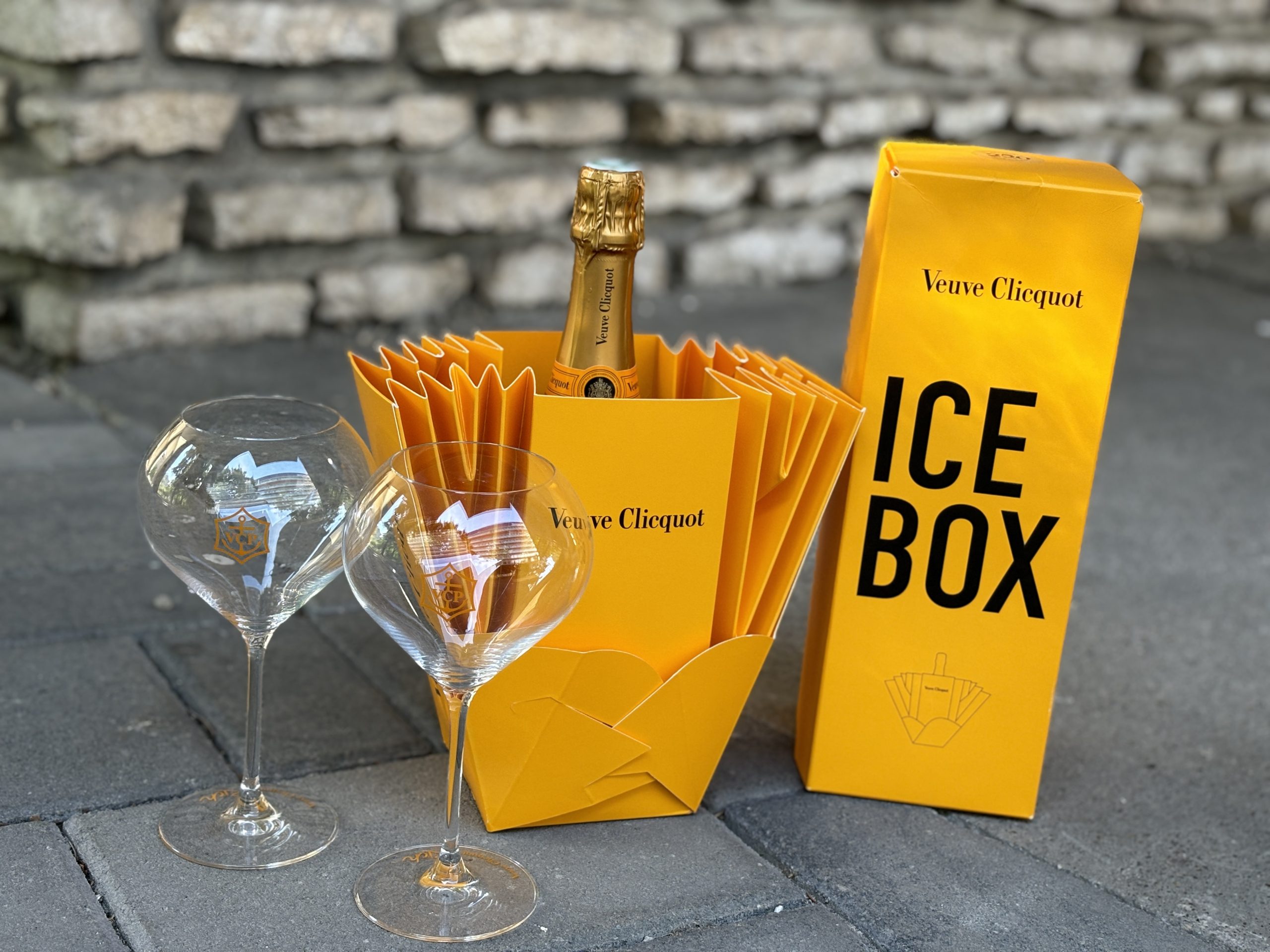 Veuve Clicquot ICE BOX egy palack Brut champagne és 2 RICH kristálypohár – 68.400.-Ft