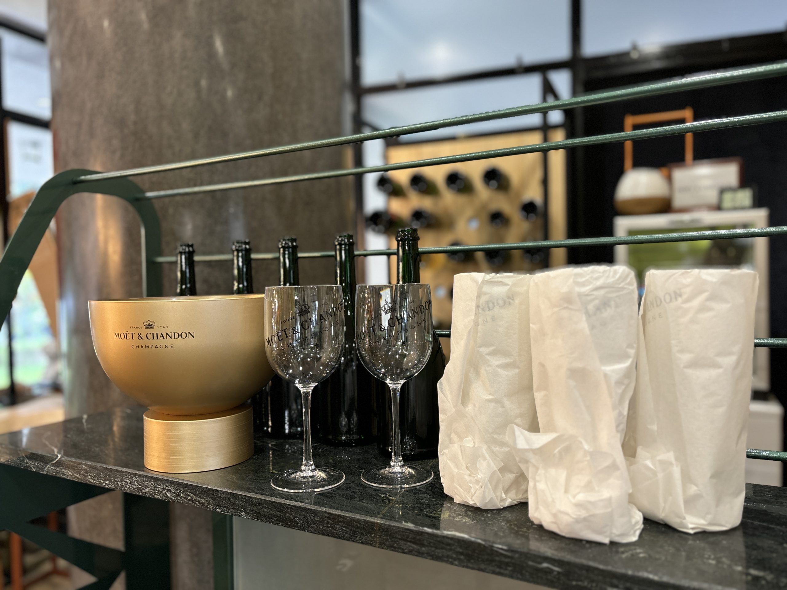 Moët & Chandon Champagne pezsgős felszerelés – Arany pezsgőhűtő 6 MOËT pezsgőspohárral – 85.800.-Ft