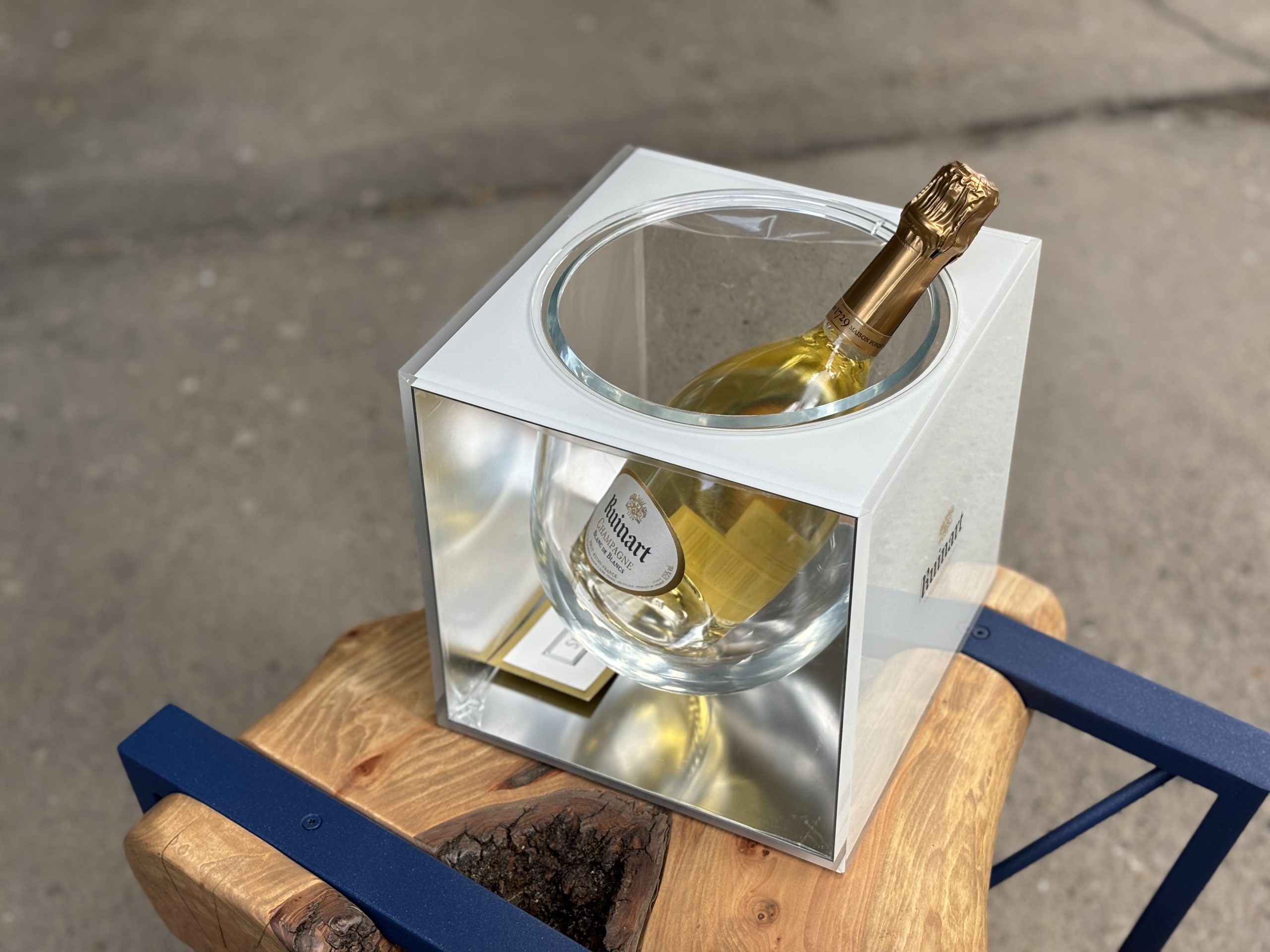 SOLD / ELADVA – A RUINART Champagne ház dizájn díjas pezsgőhűtője – 105.500.-Ft
