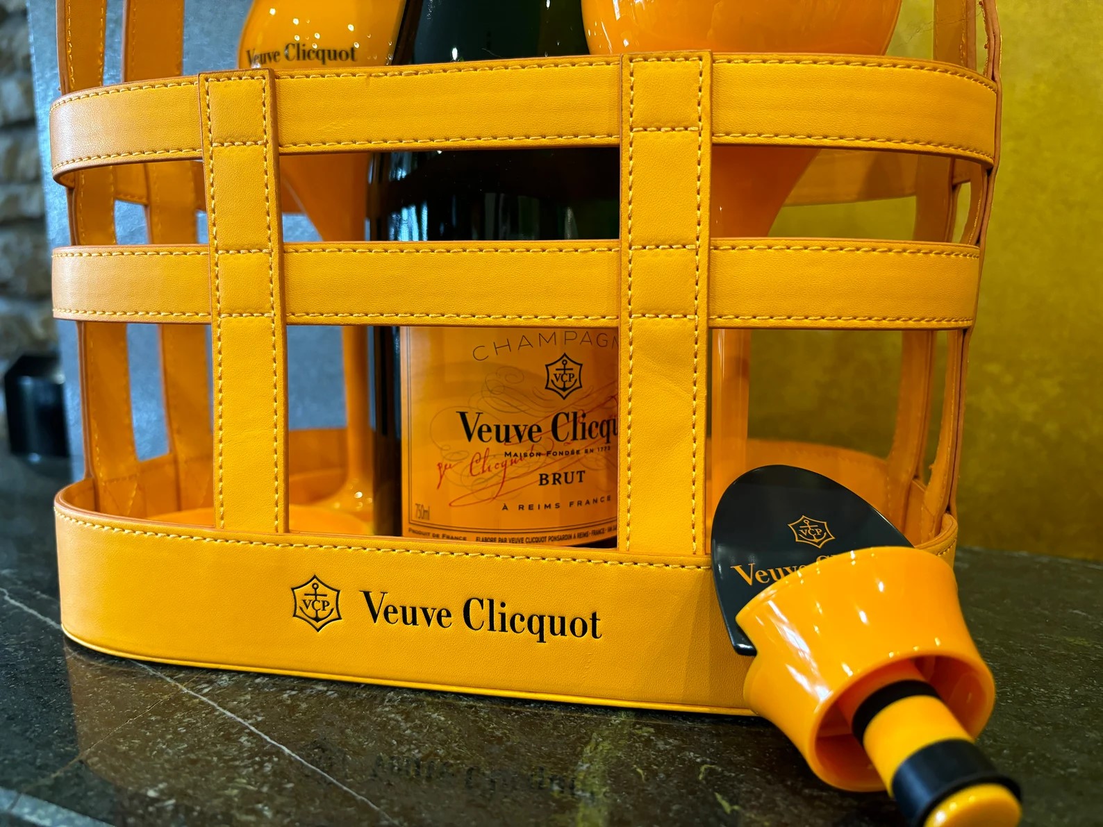 SOLD / ELADVA – Champagne Veuve Clicquot piknik kosár 2 pohárral és díszdugóval – 112.900.-Ft