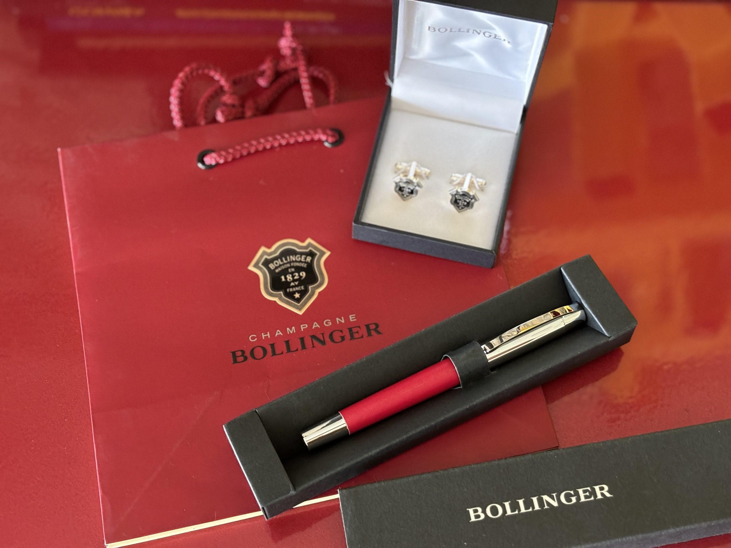 Champagne Bollinger ajándékszett – Golyóstoll és madzsetta gombok egyedi díszdobozban + Ajándéktáska – 55.400.-Ft