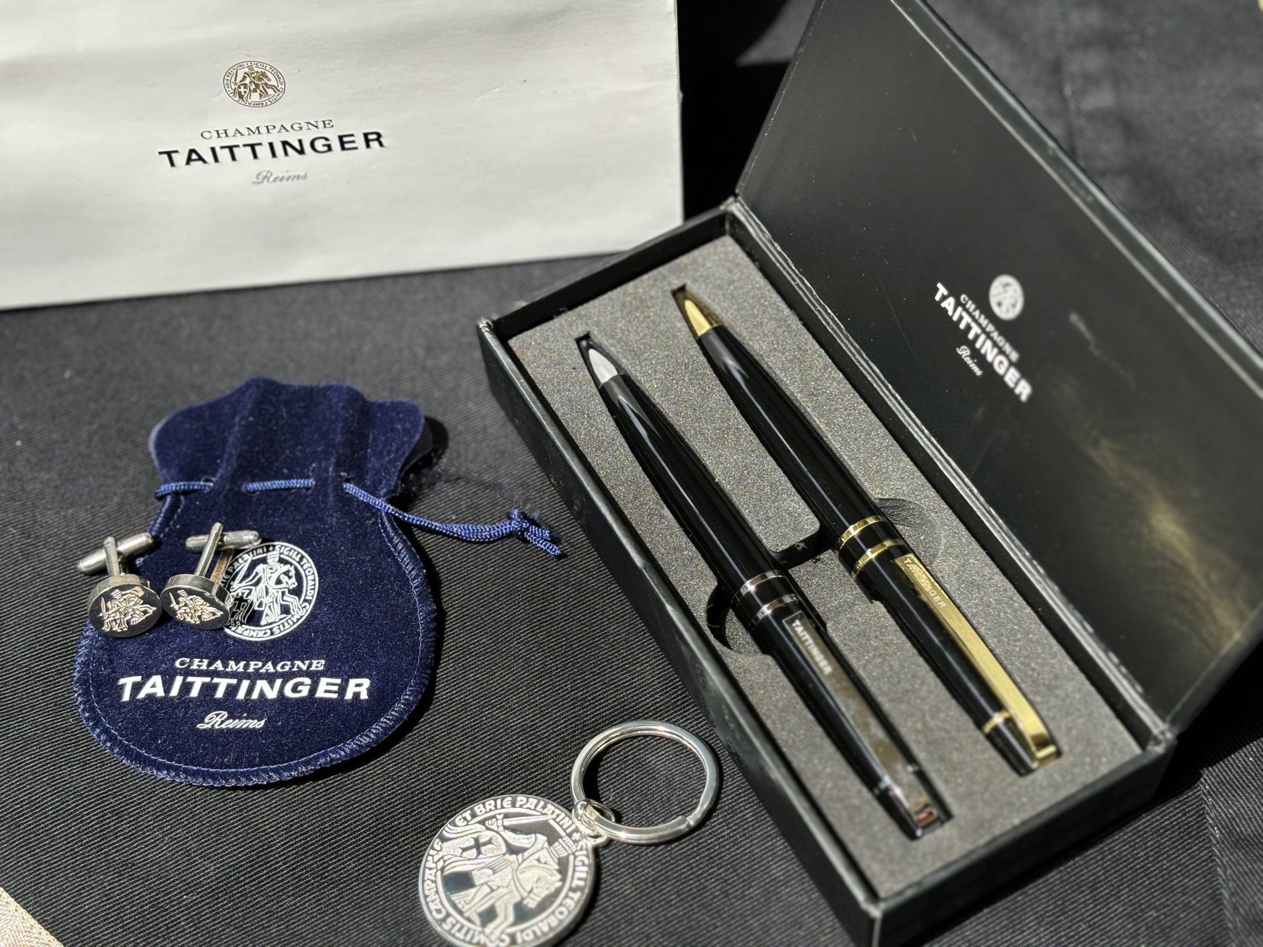 Taittinger Champagne ajándék szett – toll készlet, mandzsetta, kulcstartó – 54.600.-Ft
