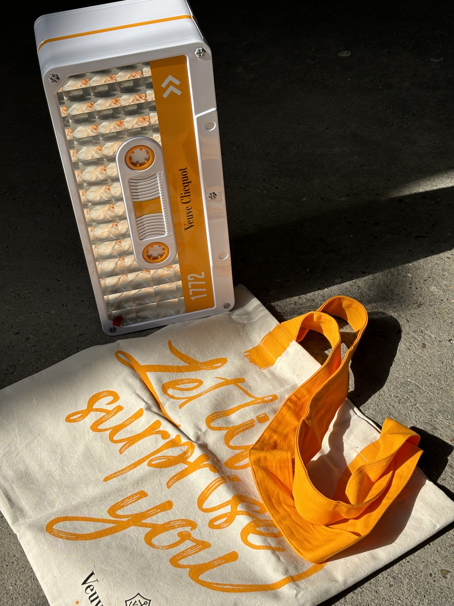 Veuve Clicquot Ponsardin Champagne magnókazetta alakú hűtődoboz és egy VCP vászontáska – ELADÓ