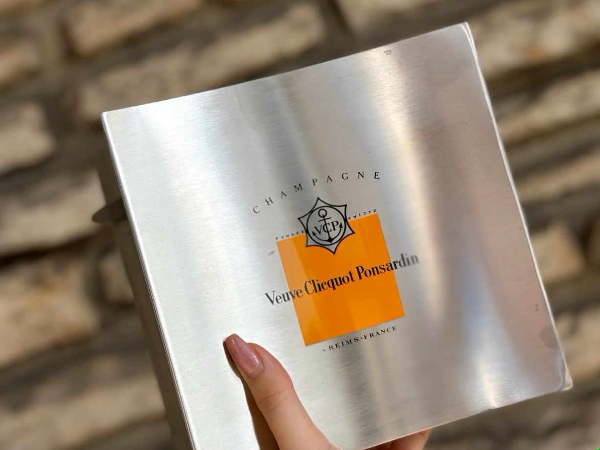 A Veuve Clicquot Ponsardin „THE” elnevezésű acél pezsgőhűtője – ELADÓ