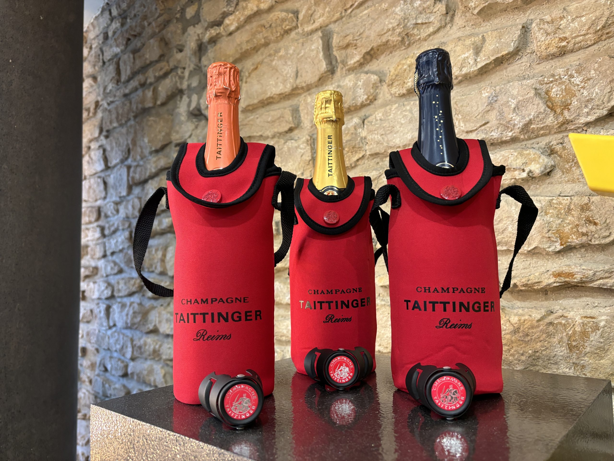 Taittinger Champagne 3 neoprén pezsgőhordozó és 3 palackzáró díszdugó – ELADÓ