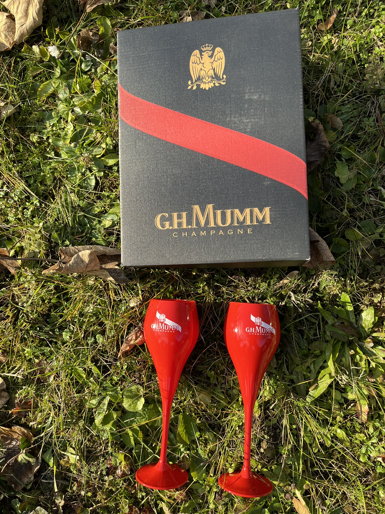 G.H. MUMM Champagne piros színű üvegpoharak díszdobozban – ELADÓ