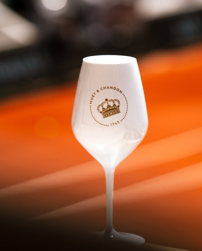 SOLD / ELADVA – Moët & Chandon fehér és arany yacht poharak 2024-es modell – 38.600.-Ft