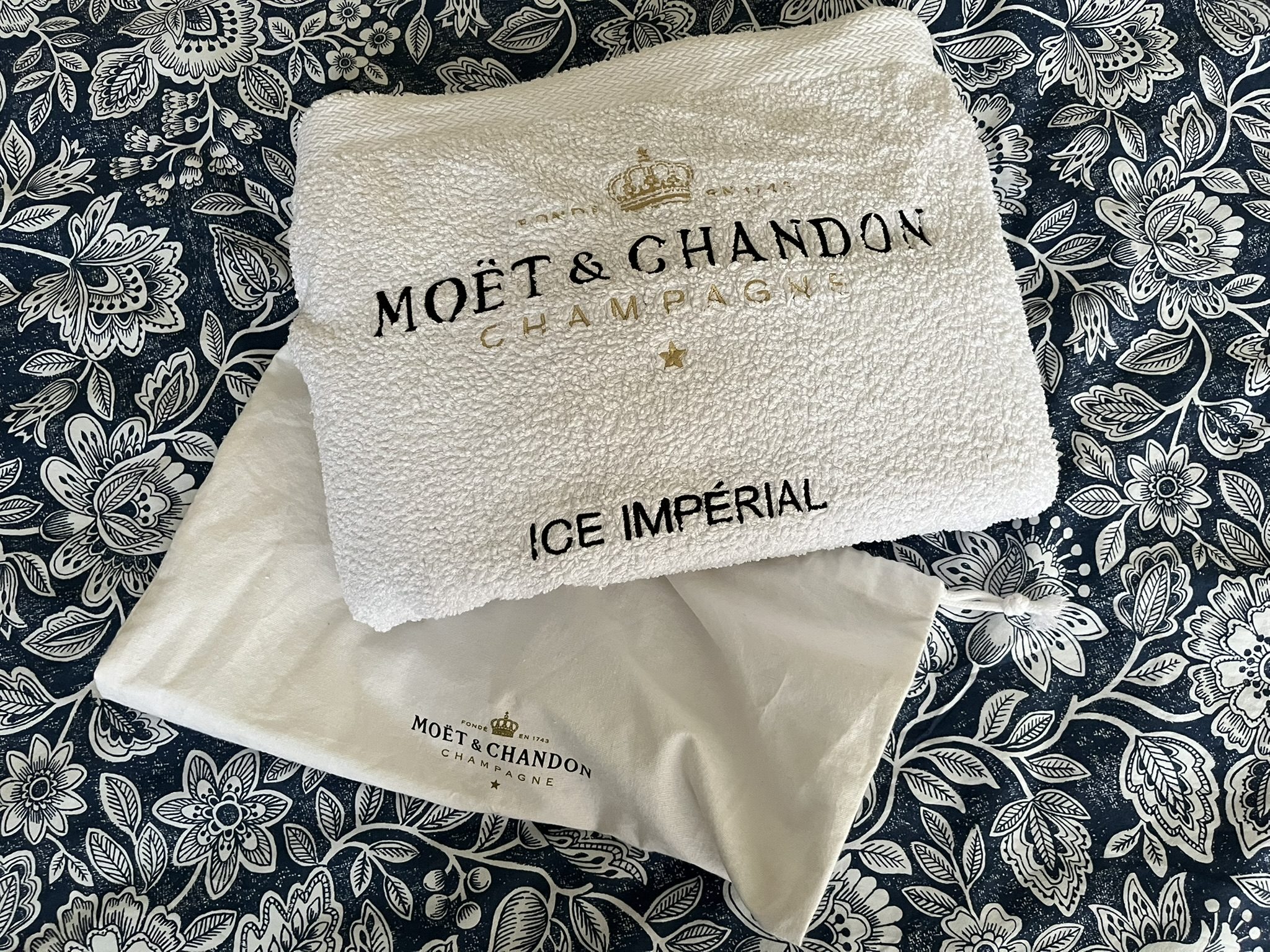 MOËT & CHANDON strandtörölköző porvédőzsákban az ICE Impérial sorozatból -ELADÓ