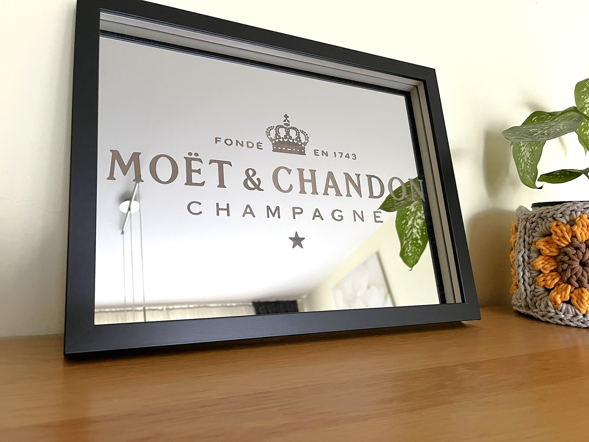 Moët & Chandon Champagne feliratos keretezett tükör – ELADÓ