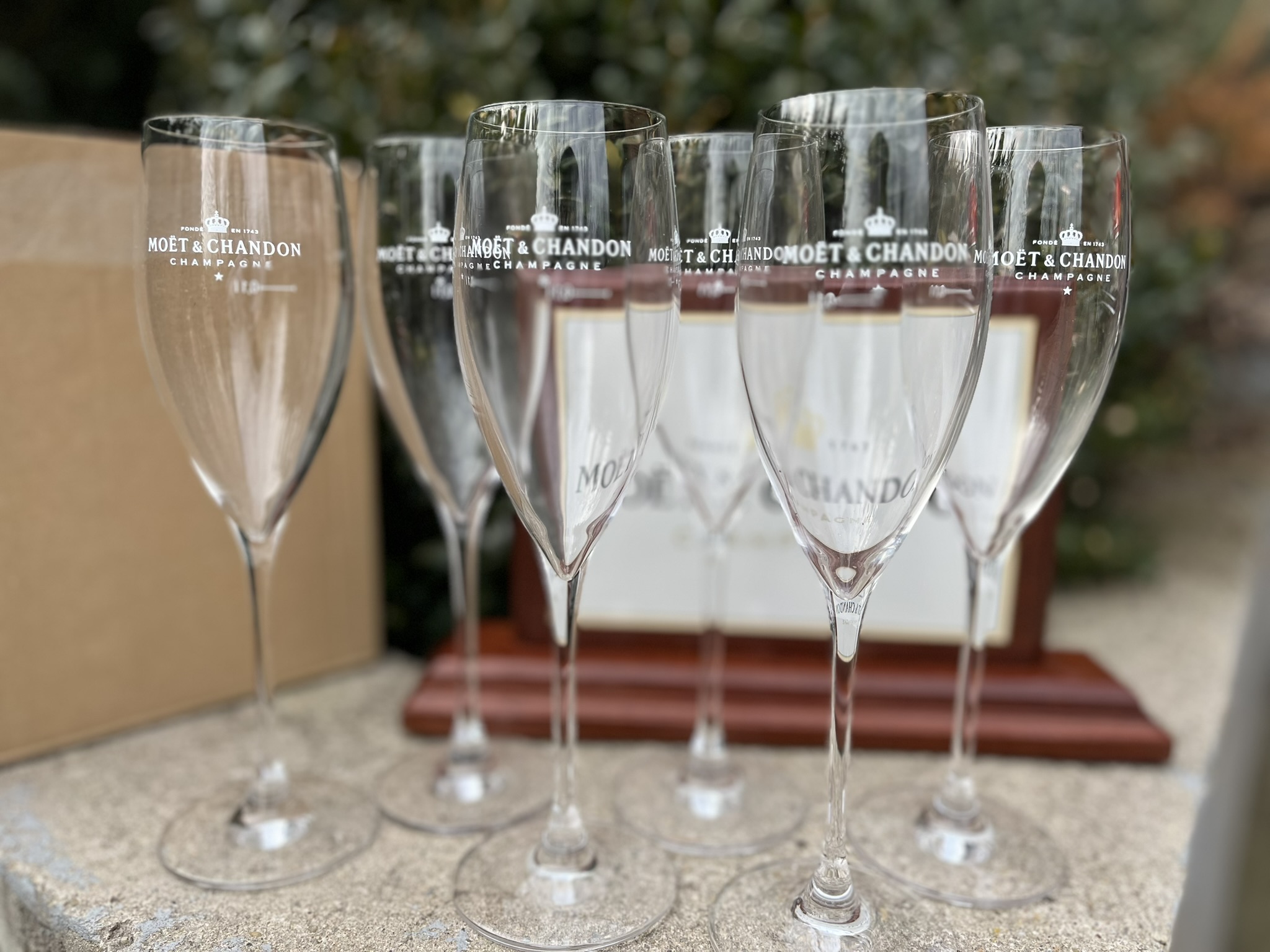 Moët & Chandon Imperial pezsgőspoharak MOËT reklámtáblával – ELADÓ