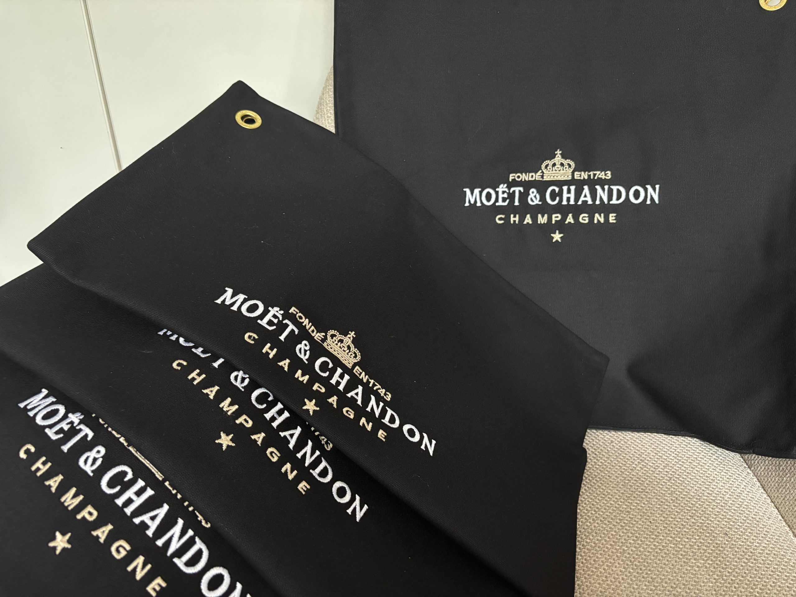 Moët & Chandon kültéri dekoratív párnák vízlepergető anyagból – FOGLALT