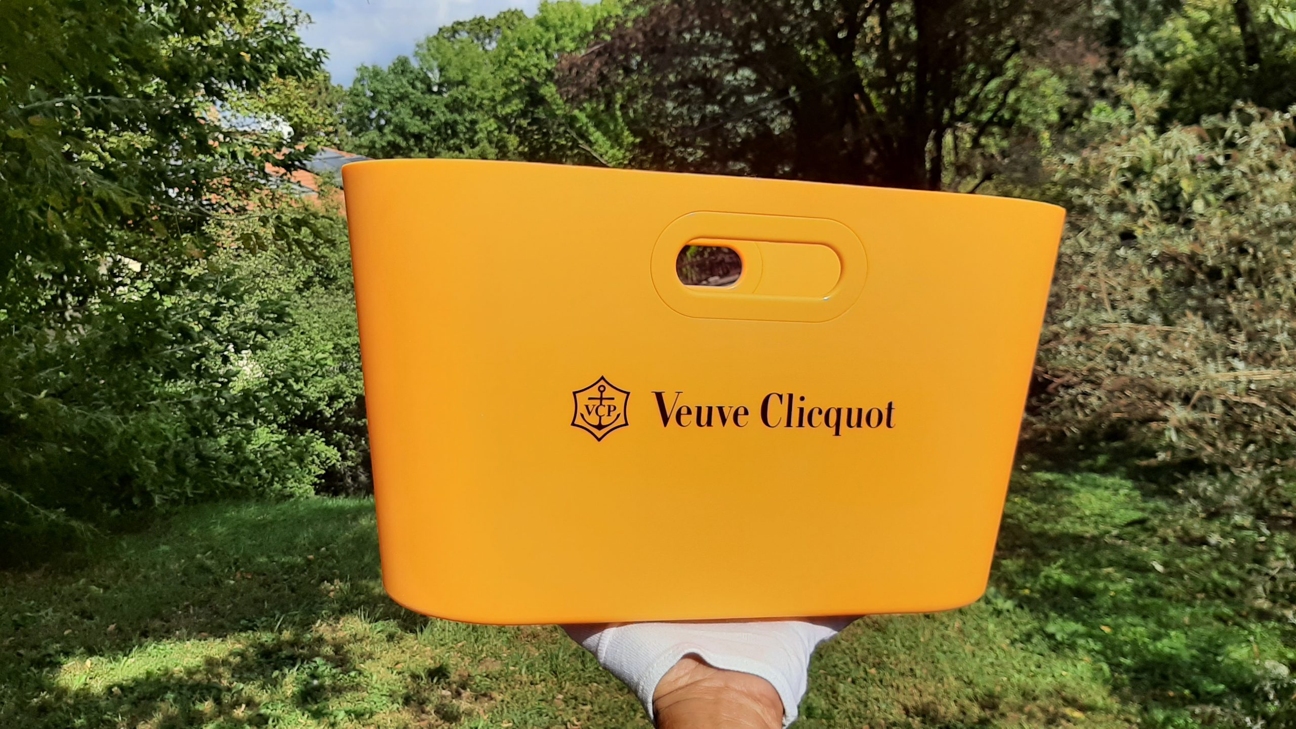 SOLD / ELADVA – Veuve Clicquot gumi pezsgőhűtő – bevásárlótáska – 80.600.-Ft