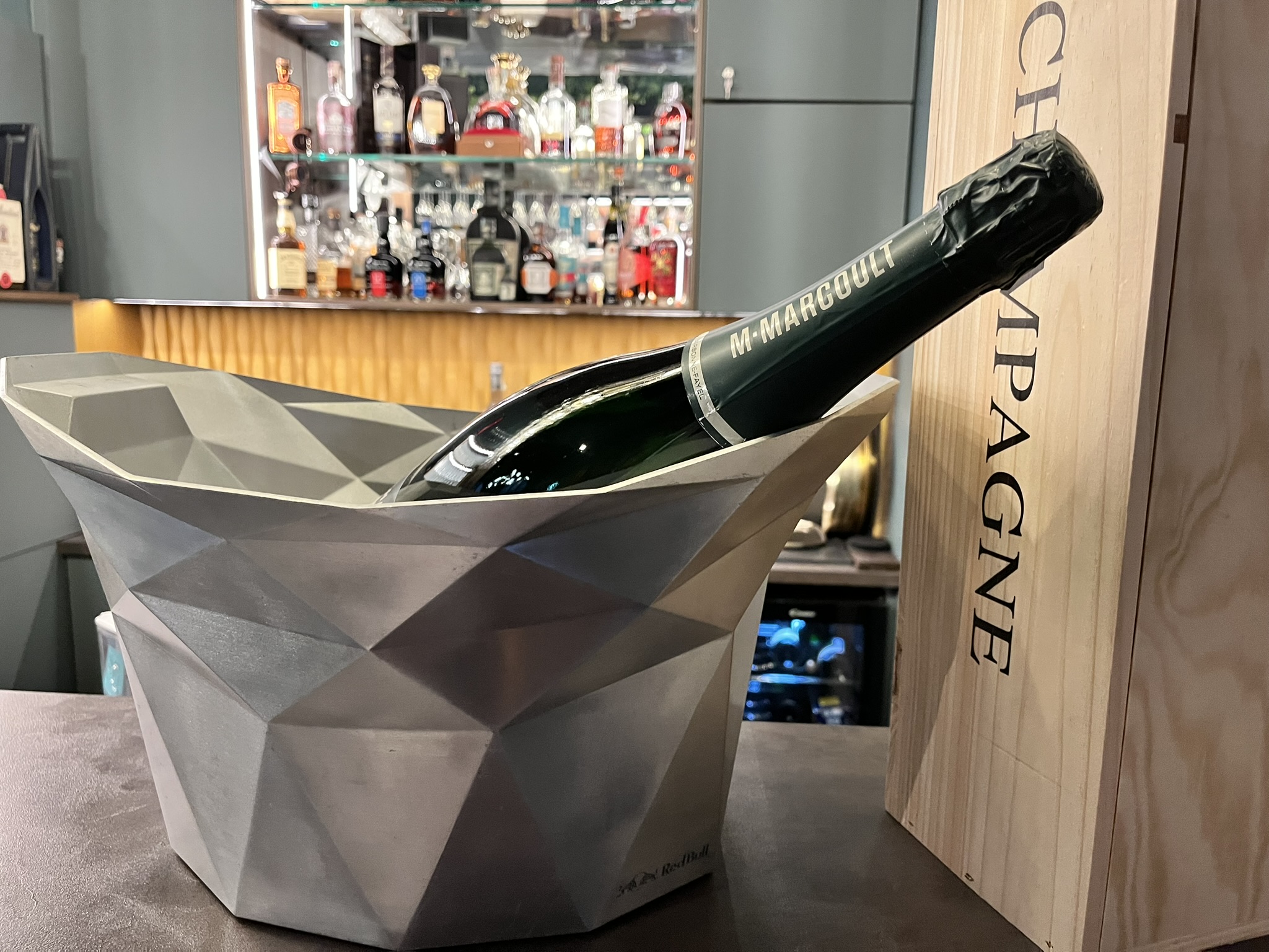 Nagy méretű geometrikus italhűtő jégkád, kivehető belső betéttel Red Bull – ELADÓ