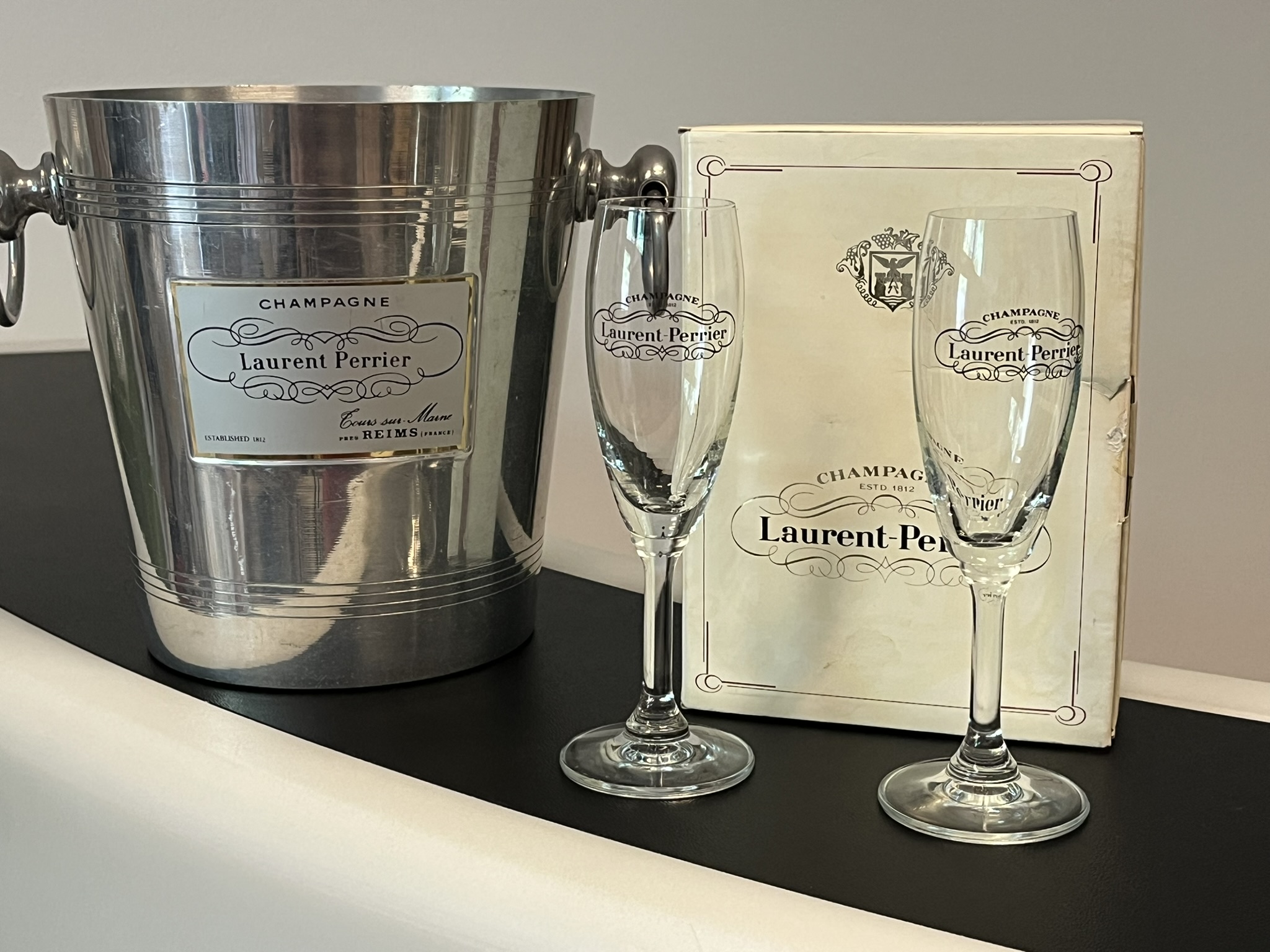 Laurent-Perrier Champagne – Magnum pezsgőhűtő két eredeti pezsgőspohárral, eredeti díszdobozban – ÁRVERÉSEN