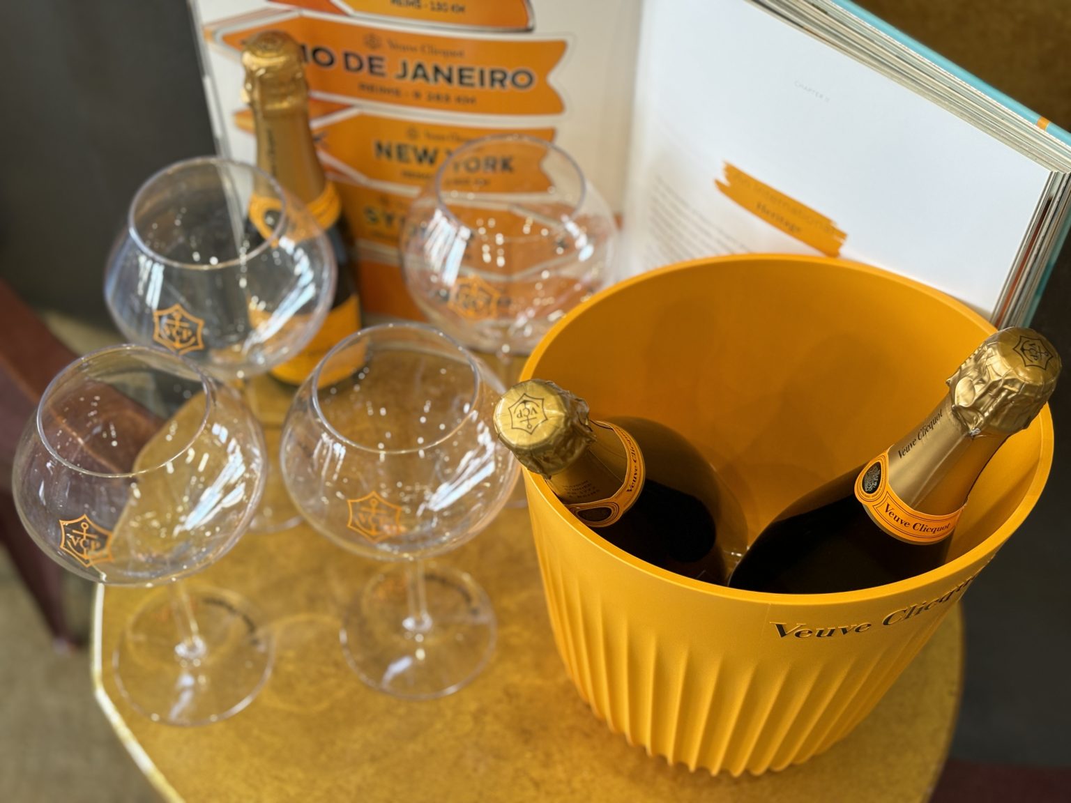 SOLD / ELADVA – Veuve Clicquot Sunrays pezsgőhűtő ajándékszett 4 RICH pezsgőspohárral – 53.500.-
