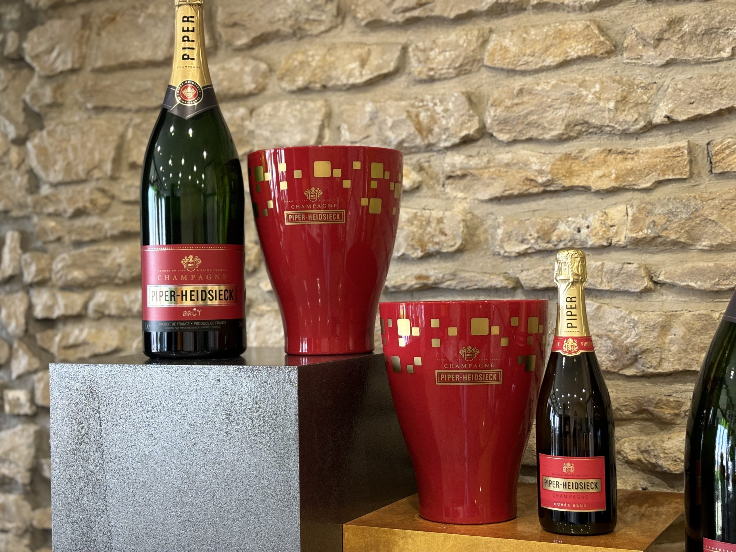 2 Piper-Heidsieck piros arany plasztik pezsgőhűtő jégveder párban – ELADÓ