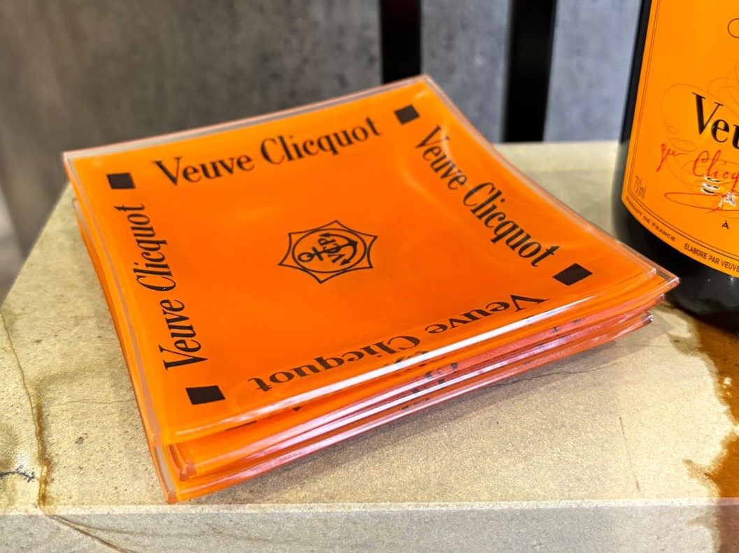 4 darabos Veuve Clicquot négyzet alakú üvegtál szett – ELADÓ