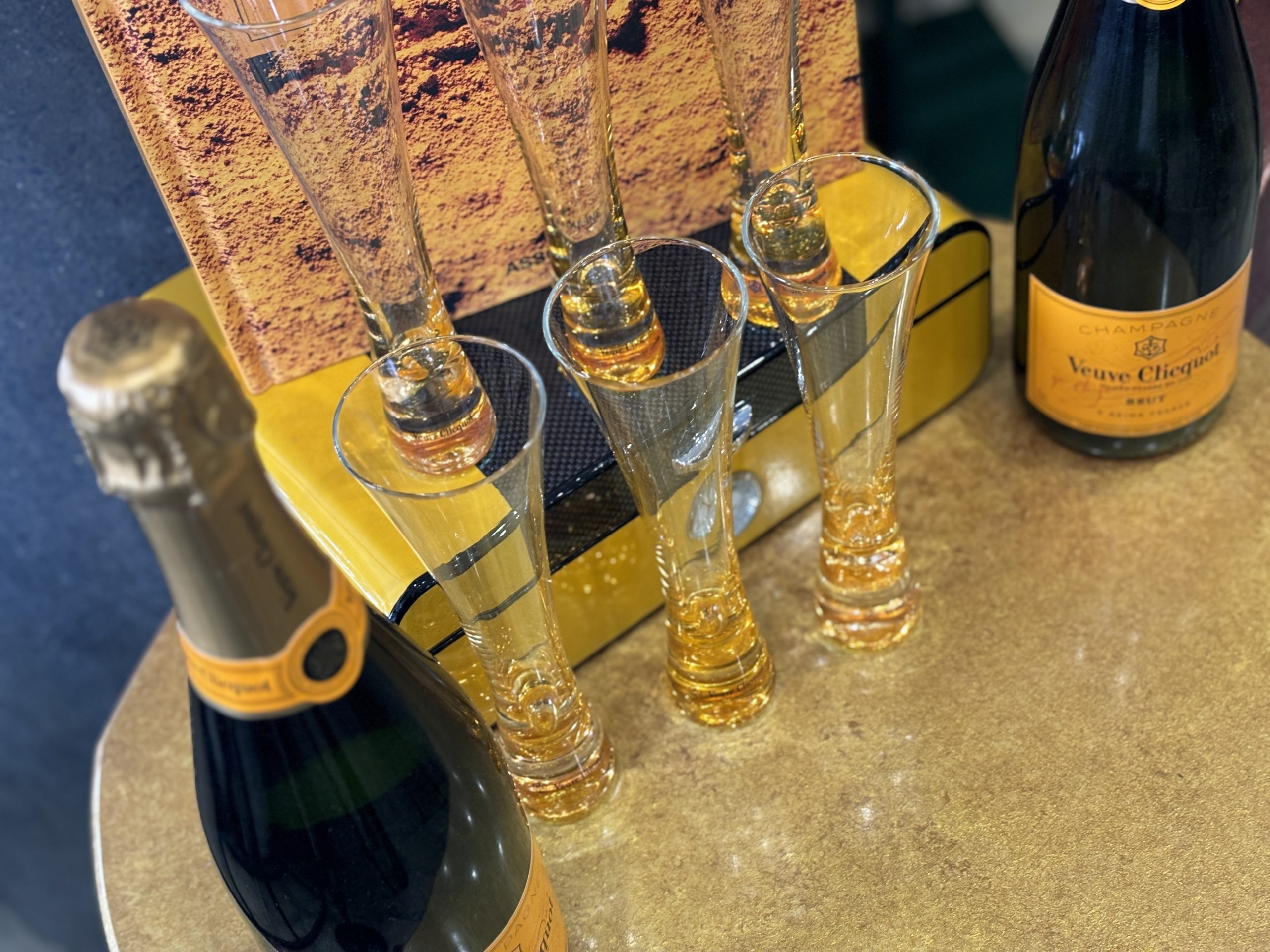 Ritka Veuve Clicquot „Trendy Flute” pezsgőspohár készlet (6 db, eredeti díszdobozban, kézzel fújt üveg) – ELADÓ