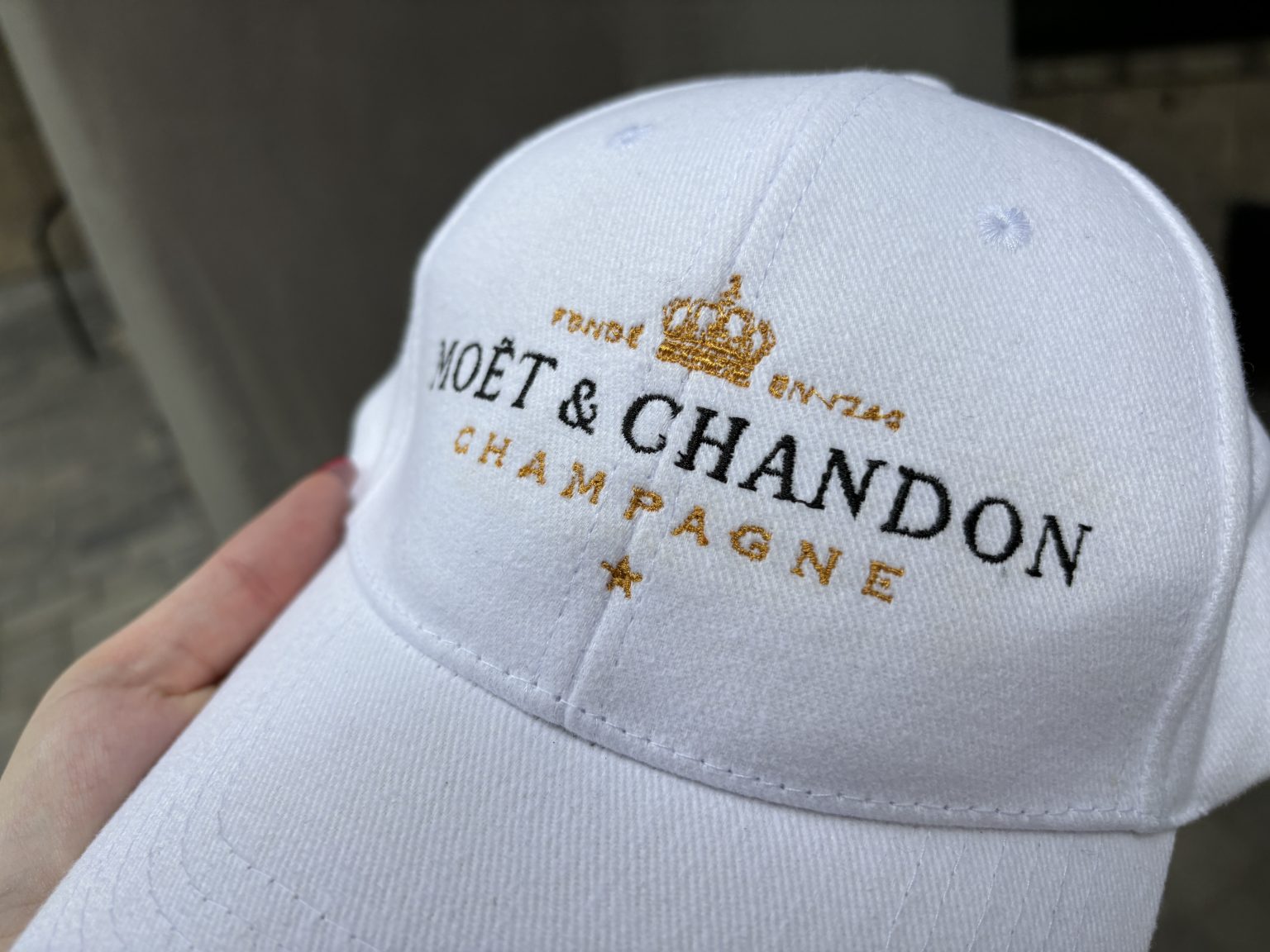 Fehér Moët & Chandon Impérial Baseball Sapka – Állítható Tépőzáras Pánttal – ELADÓ