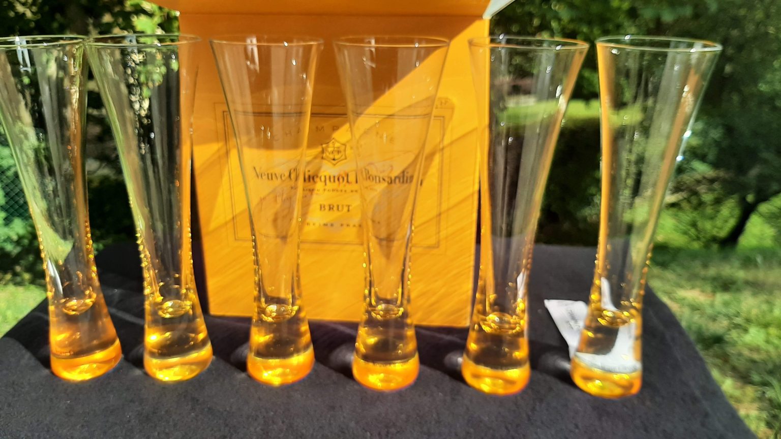 SOLD / ELADVA – Veuve Clicquot 6 darabos „Trendy Flute” pezsgőspohár készlet (szájjal fújt üveg) – 88.900.-Ft