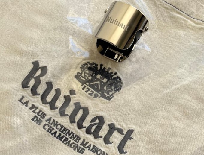 Dom Ruinart – ajándék szett: hímzett kötény és palackzáró díszdugó – ELADÓ